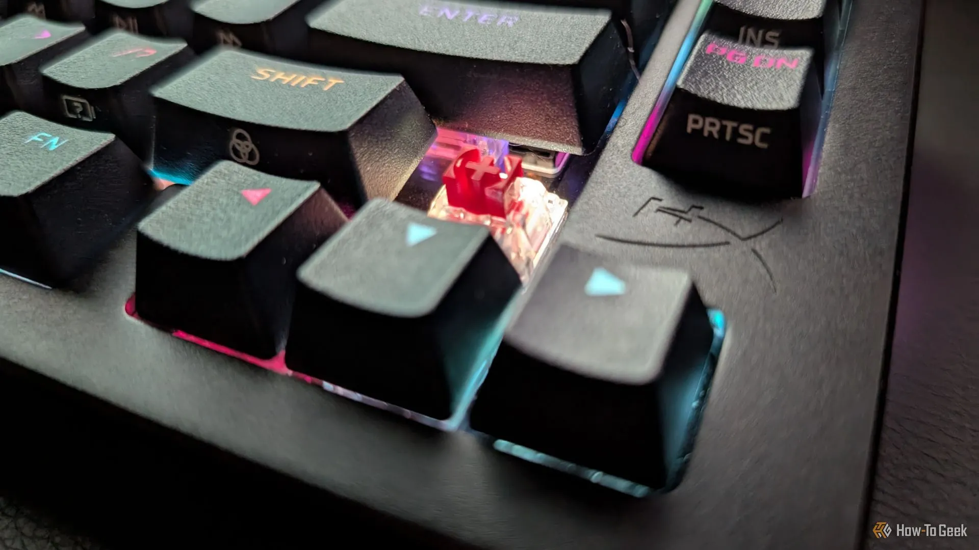 Cận cảnh công tắc HyperX Red Linear được lắp đặt trên bàn phím HyperX Alloy Rise 75, thể hiện cơ chế hot-swappable