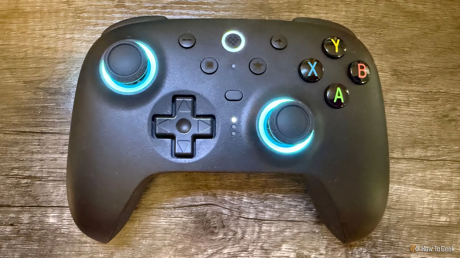 Cận cảnh tay cầm 8BitDo Ultimate 2 Wireless nhìn từ trên xuống