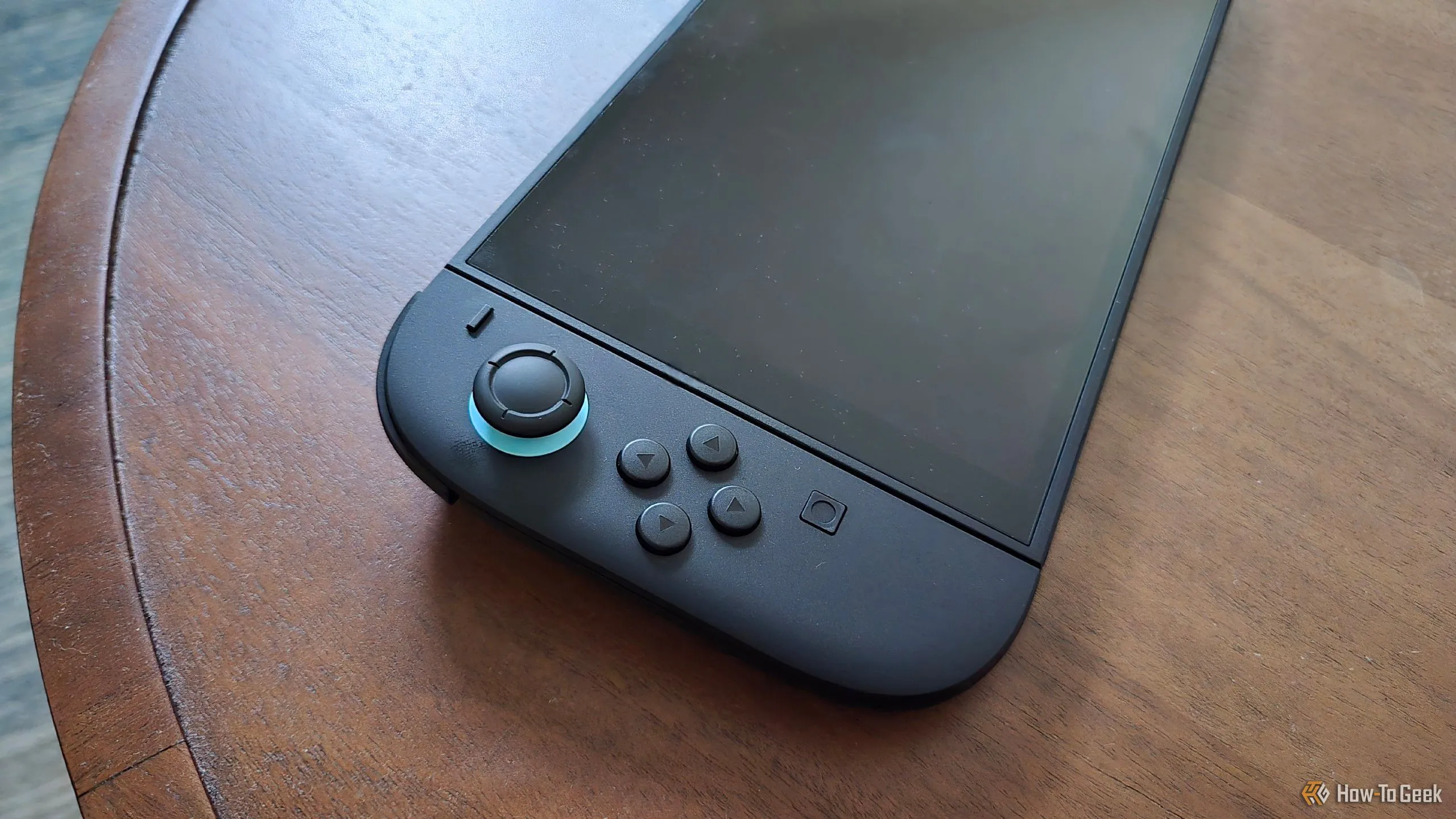 Cận cảnh tay cầm Joy-Con màu neon bên trái của máy chơi game Nintendo Switch 2