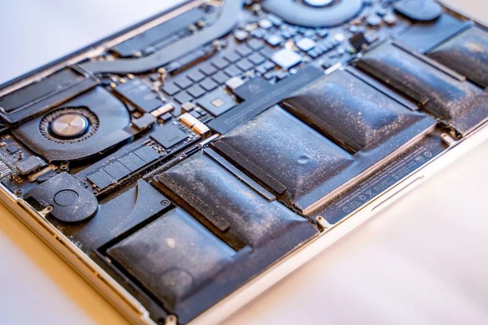 Cận cảnh viên pin Apple MacBook Pro Retina bị hỏng, minh họa khó khăn khi thay thế linh kiện hàn dán