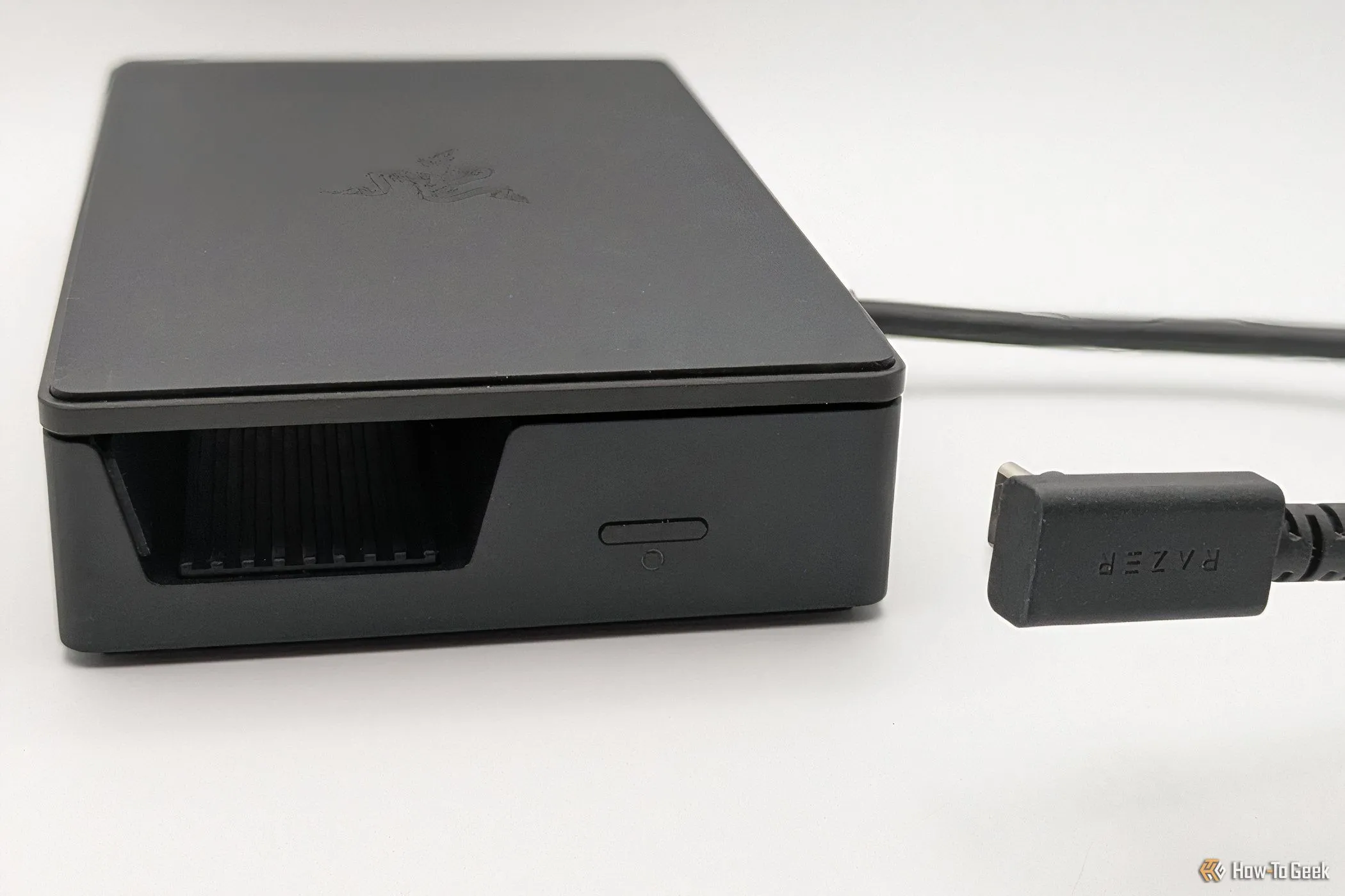 Cạnh bên của Razer Handheld Dock Chroma hiển thị nút điều khiển hiệu ứng ánh sáng RGB