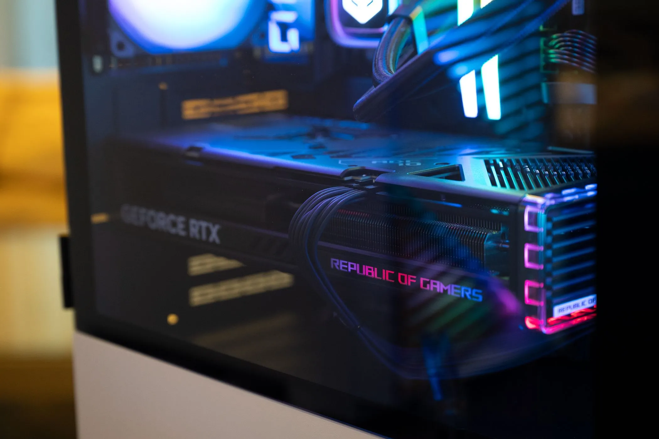 Card đồ họa NVIDIA GeForce RTX của ASUS Republic of Gamers bên trong một dàn PC gaming, thể hiện sức mạnh đồ họa.