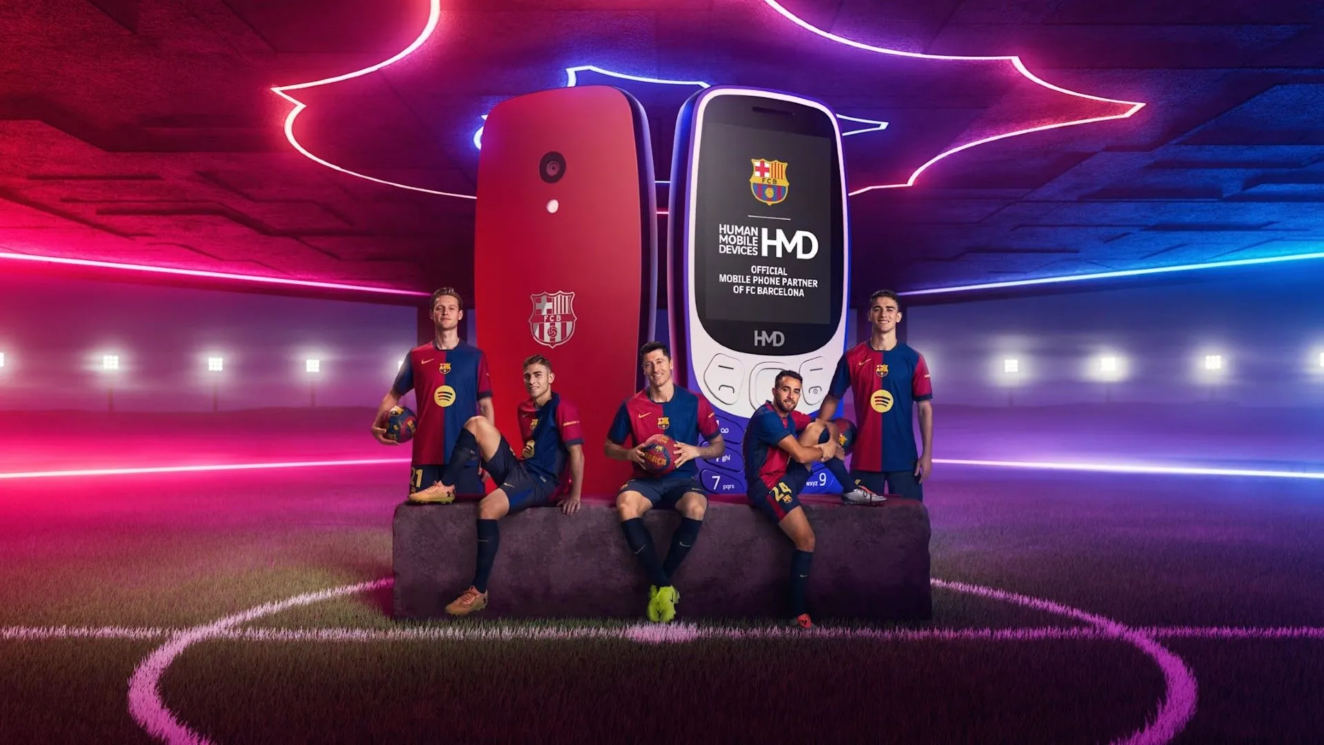 Cầu thủ Barcelona tạo dáng cùng điện thoại HMD phiên bản đặc biệt