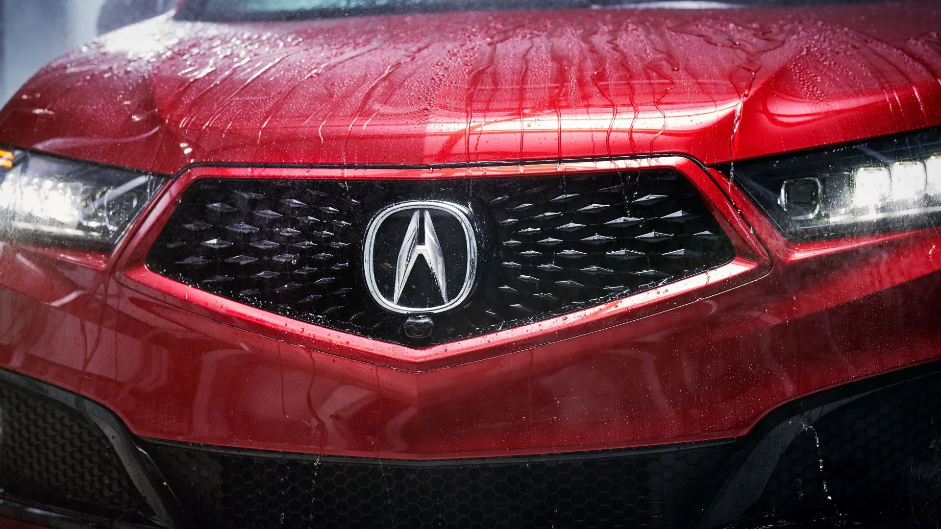 Chiếc SUV Acura MDX màu đỏ đang đỗ, minh họa mẫu xe bị thu hồi do lỗi rò rỉ nước