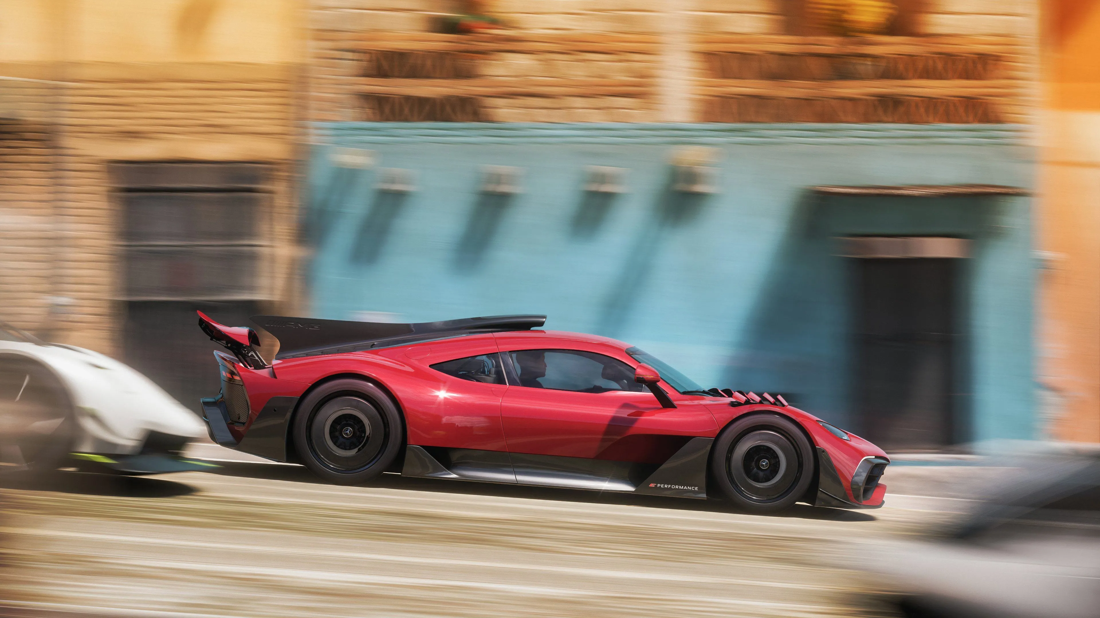 Chiếc xe đua màu đỏ phóng nhanh trên đường đua trong game Forza Horizon 5, minh họa cho chất lượng đồ họa đỉnh cao trên console.