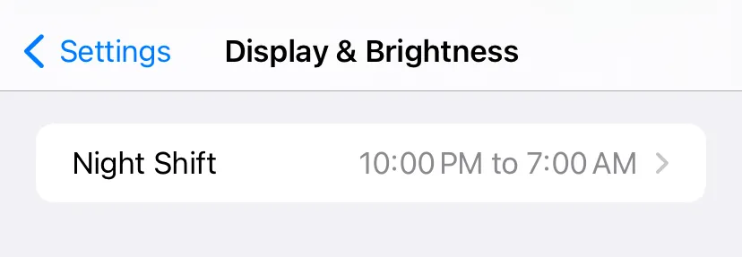 Chọn Night Shift trong cài đặt Màn hình &amp; Độ sáng của iPhone
