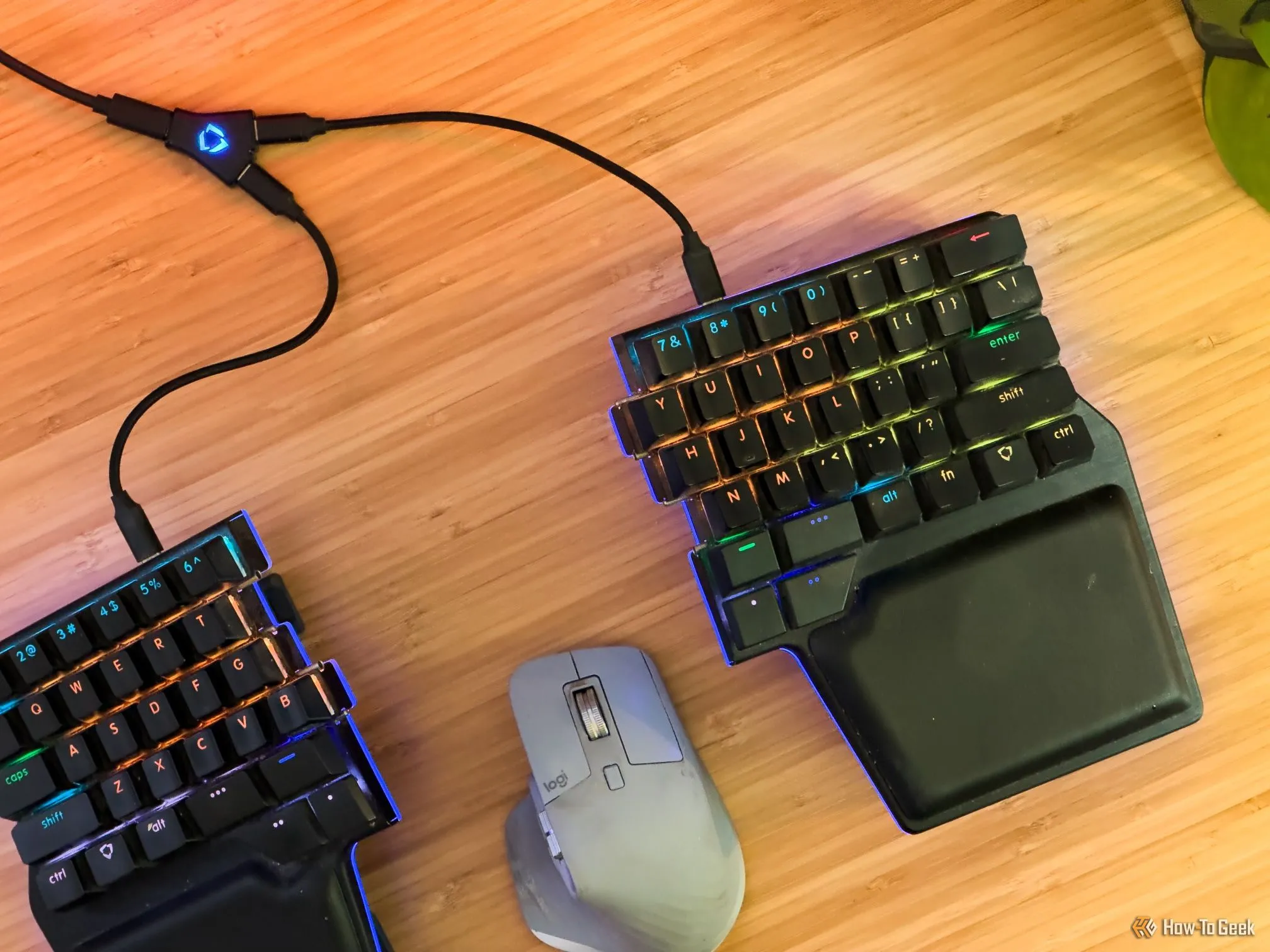 Chuột Logitech MX Master 3 nằm giữa bàn phím chia Dygma Raise