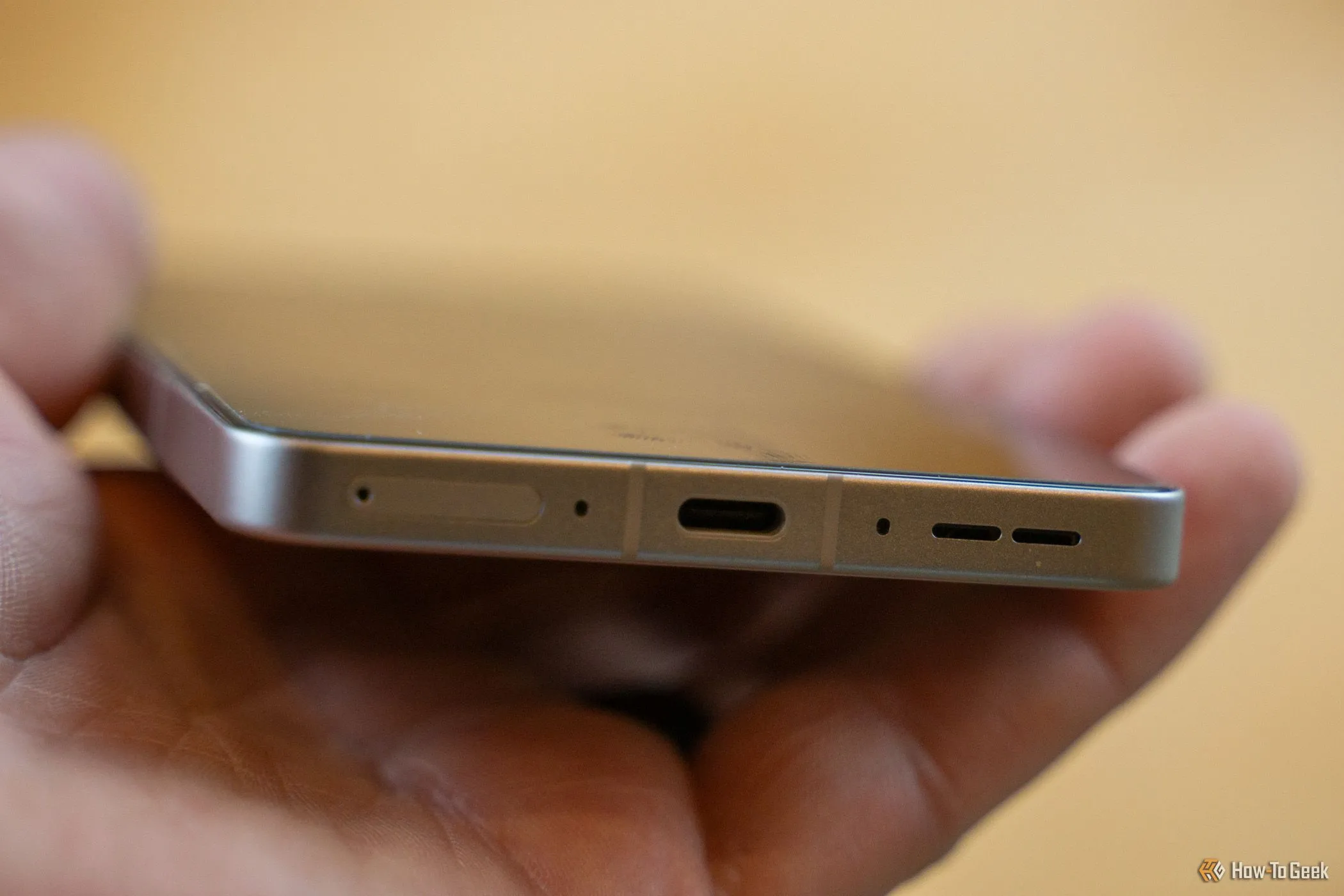 Cổng sạc USB-C của OnePlus 13R, minh họa việc thiếu sạc không dây