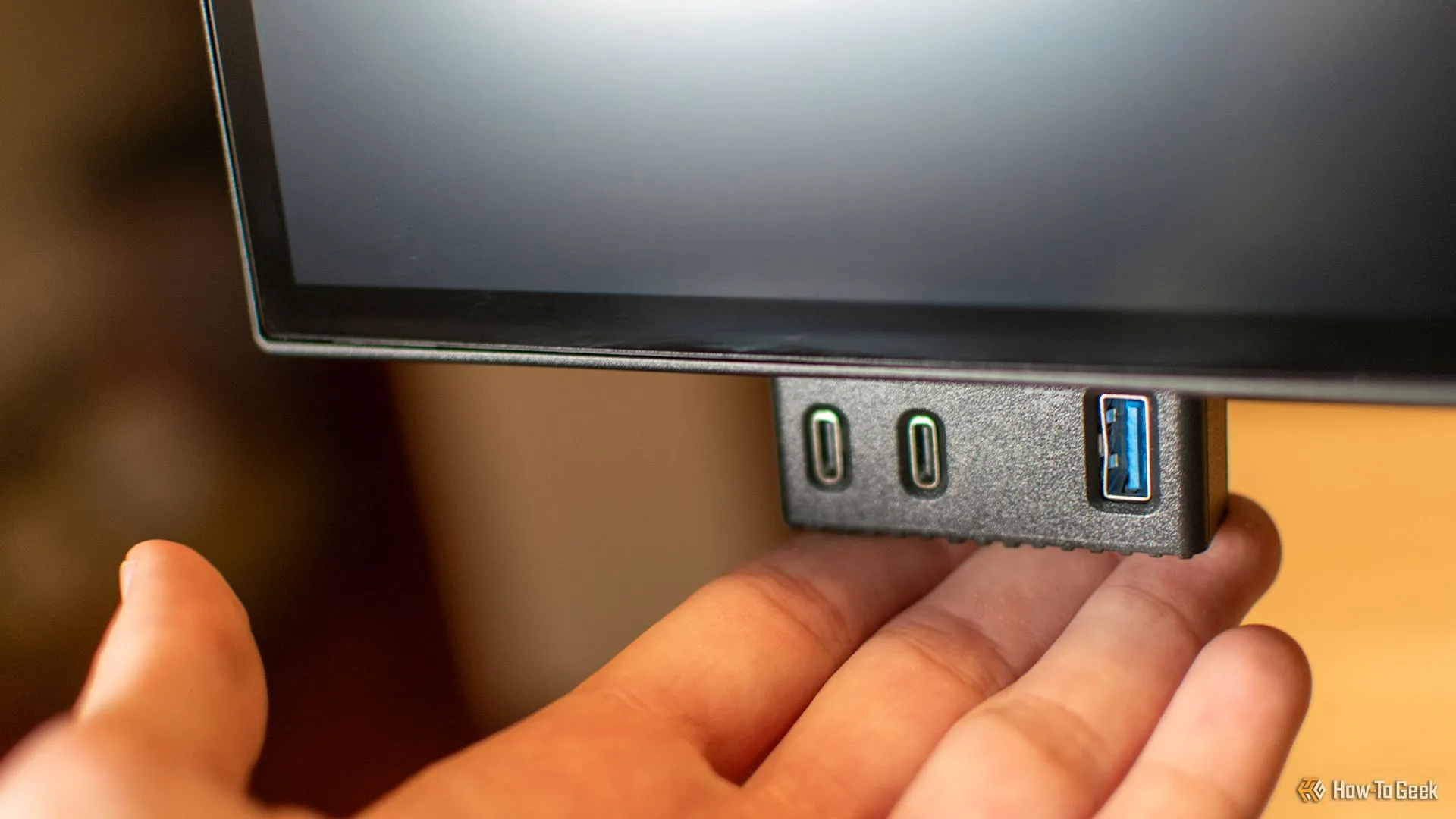 Cổng USB bật ra ở cạnh dưới màn hình Dell U2725QE, cho thấy thiết kế tiện lợi và hoàn thiện chuyên nghiệp.