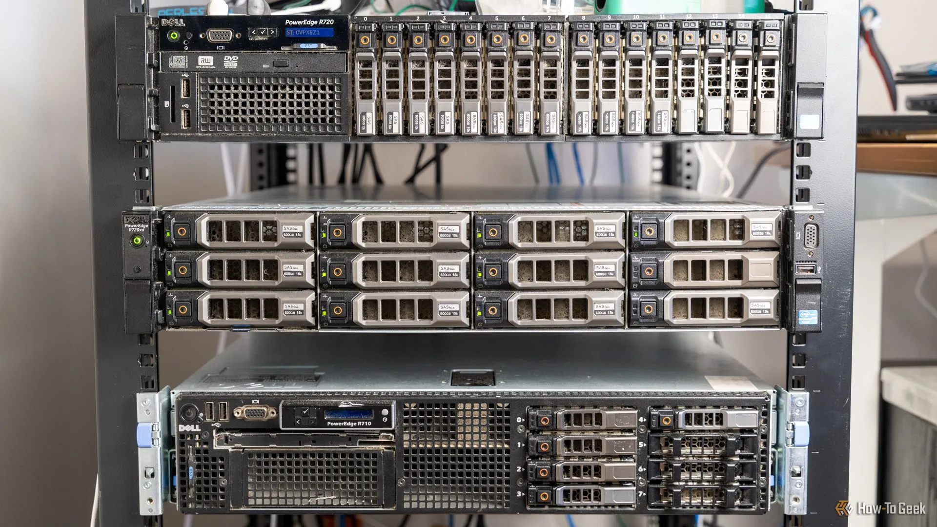 Cụm máy chủ lưu trữ cấp doanh nghiệp gắn rack, minh họa phần cứng mạnh mẽ phù hợp cho hệ thống NAS Unraid