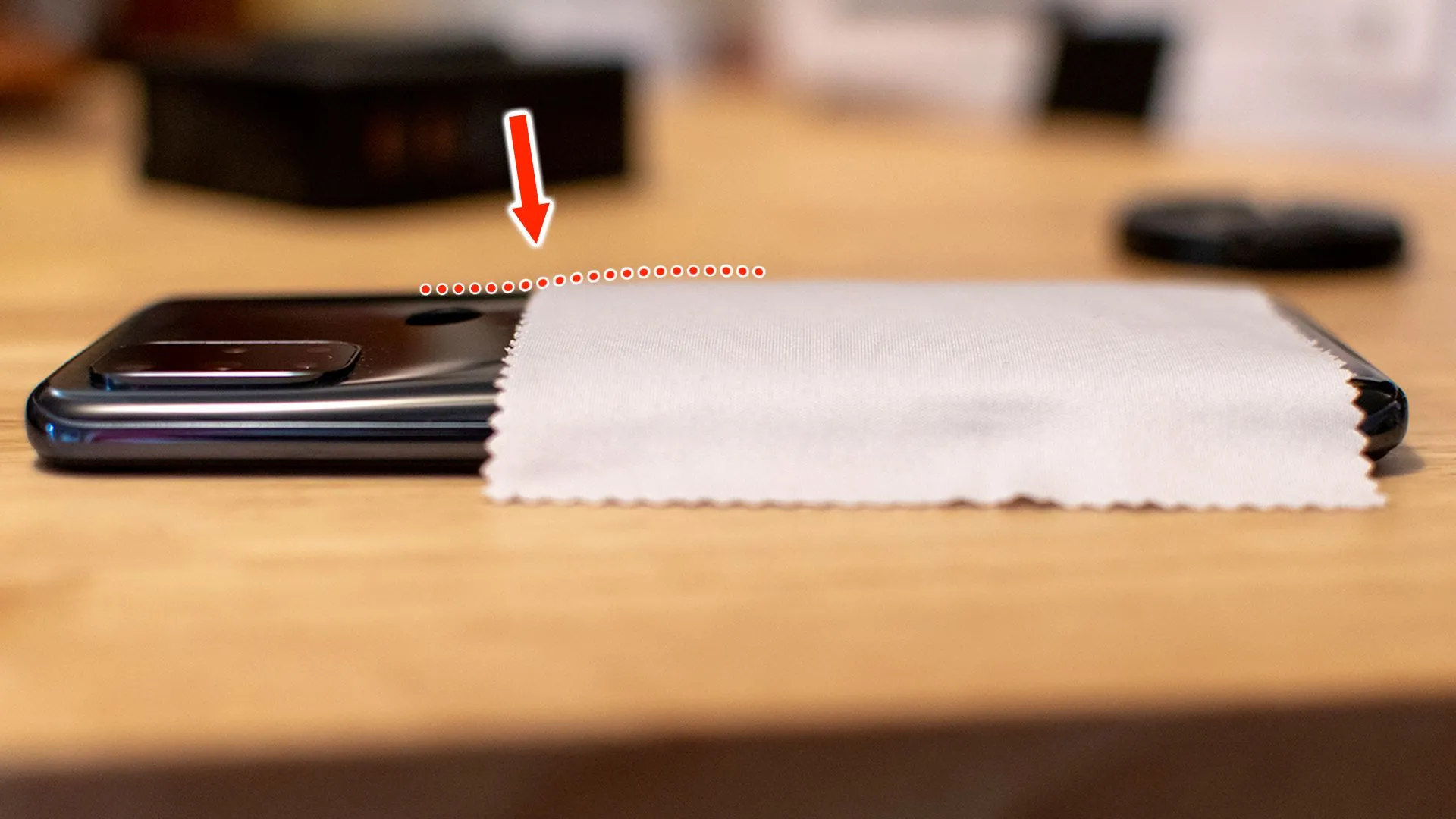 Dấu hiệu phồng pin rõ ràng trên OnePlus Nord N10 5G được đánh dấu bằng đường màu đỏ, cho thấy sự biến dạng của thân máy.
