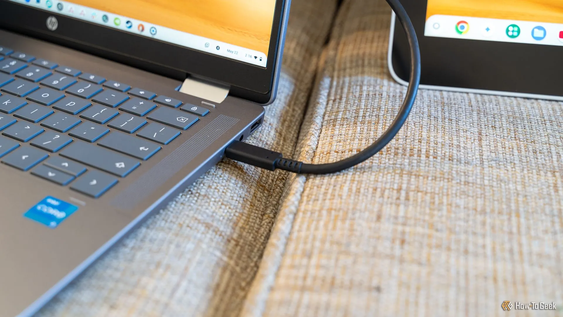 Dây cáp USB-C kết nối Chromebook với bảng vẽ Wacom One để truyền dữ liệu và nguồn