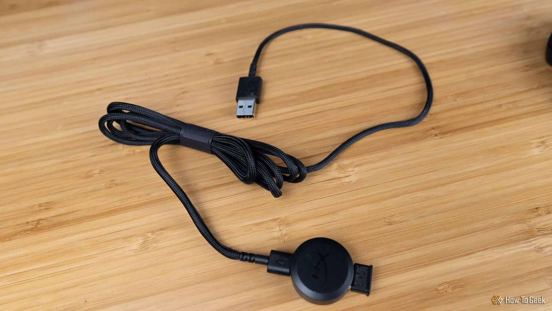 Dây sạc USB-C và dongle không dây USB-A của chuột HyperX Pulsefire Saga Pro.