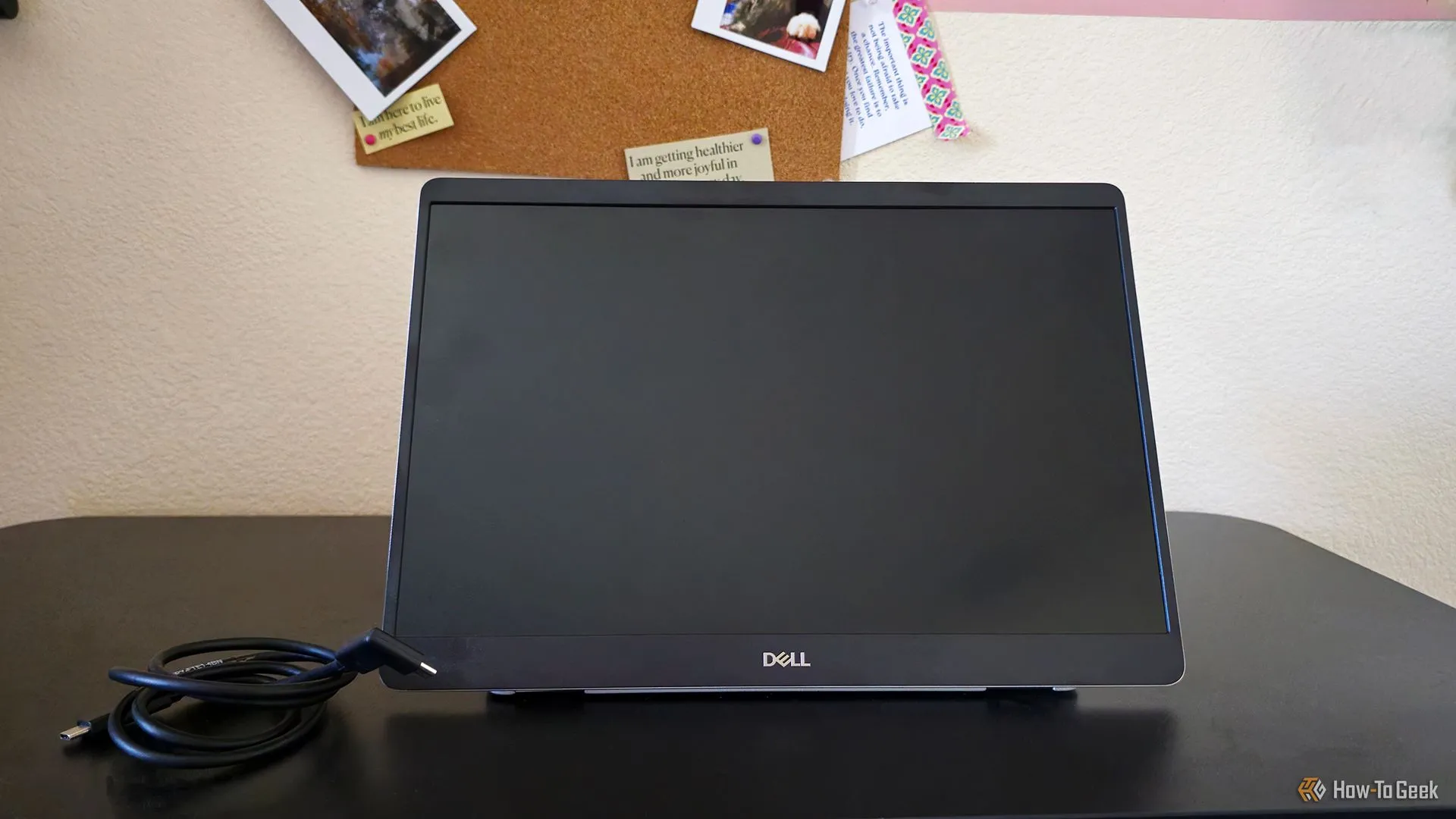 Dell Pro 14 Plus (P1425) tắt nguồn đặt trên bàn làm việc, thể hiện sự gọn gàng và tinh tế.
