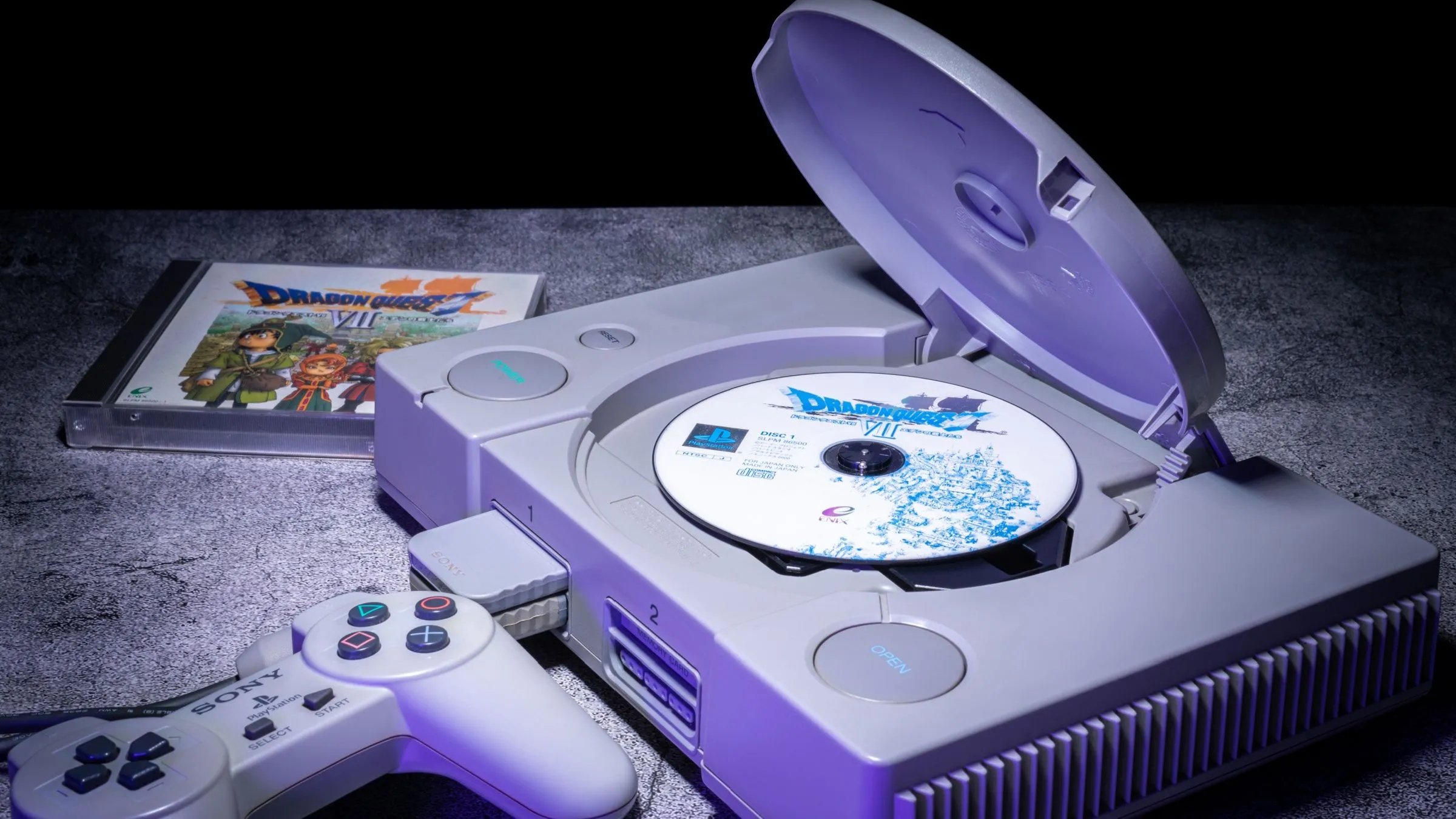 Đĩa game Dragon Quest VII đặt trong máy console Sony PlayStation đời đầu, minh chứng cho sự khởi đầu của kỷ nguyên game 3D và thế giới game hiện đại.