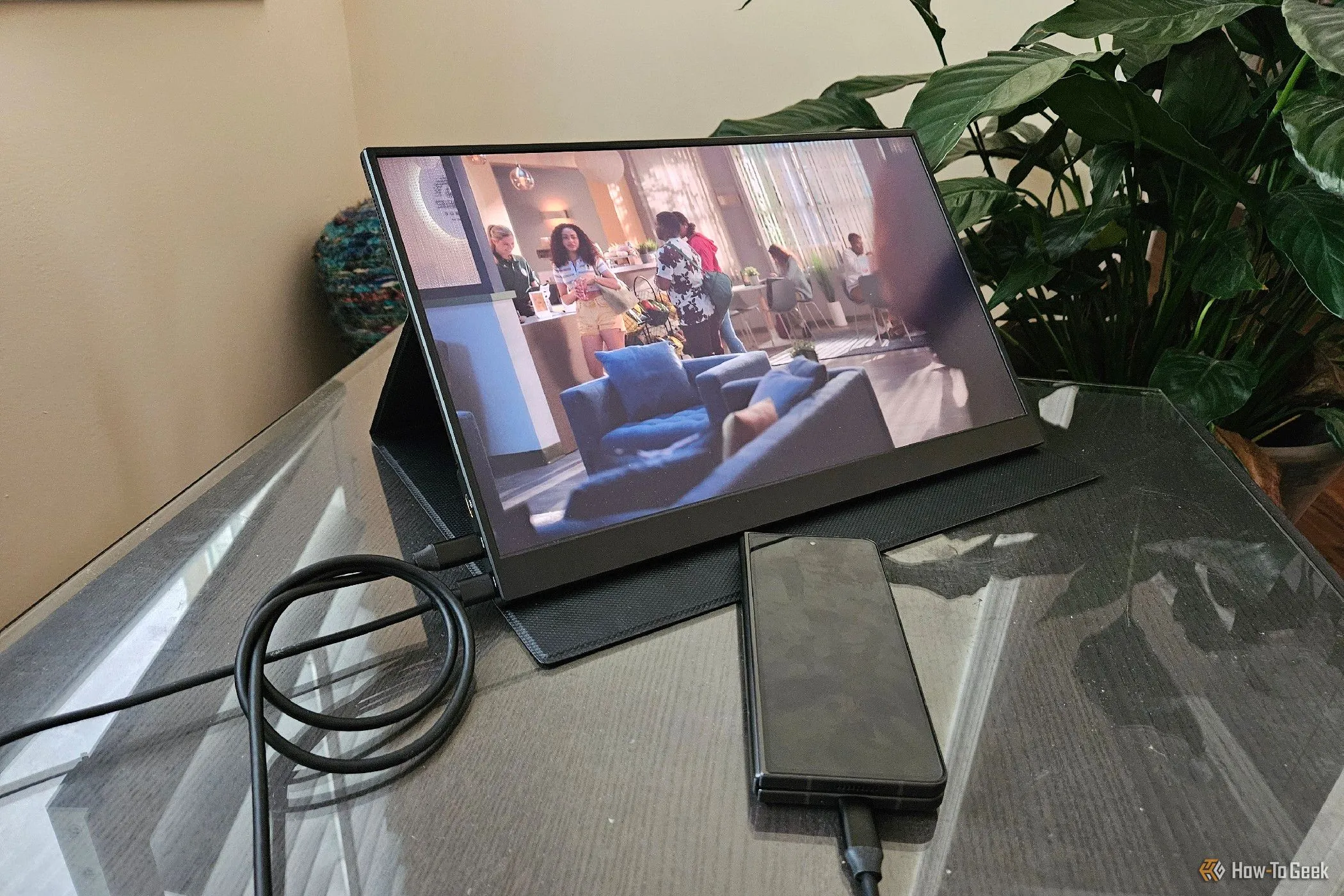 Điện thoại Galaxy Z Fold 5 kết nối với màn hình di động qua cáp USB-C, thể hiện tính linh hoạt khi sử dụng smartphone như máy tính.