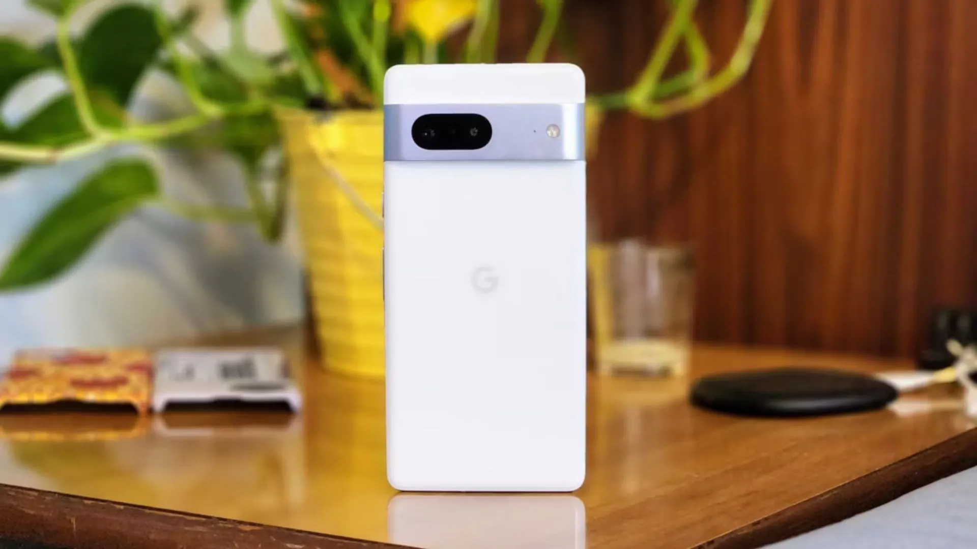 Điện thoại Google Pixel 7 đặt trên bàn, thể hiện khả năng nhiếp ảnh tính toán