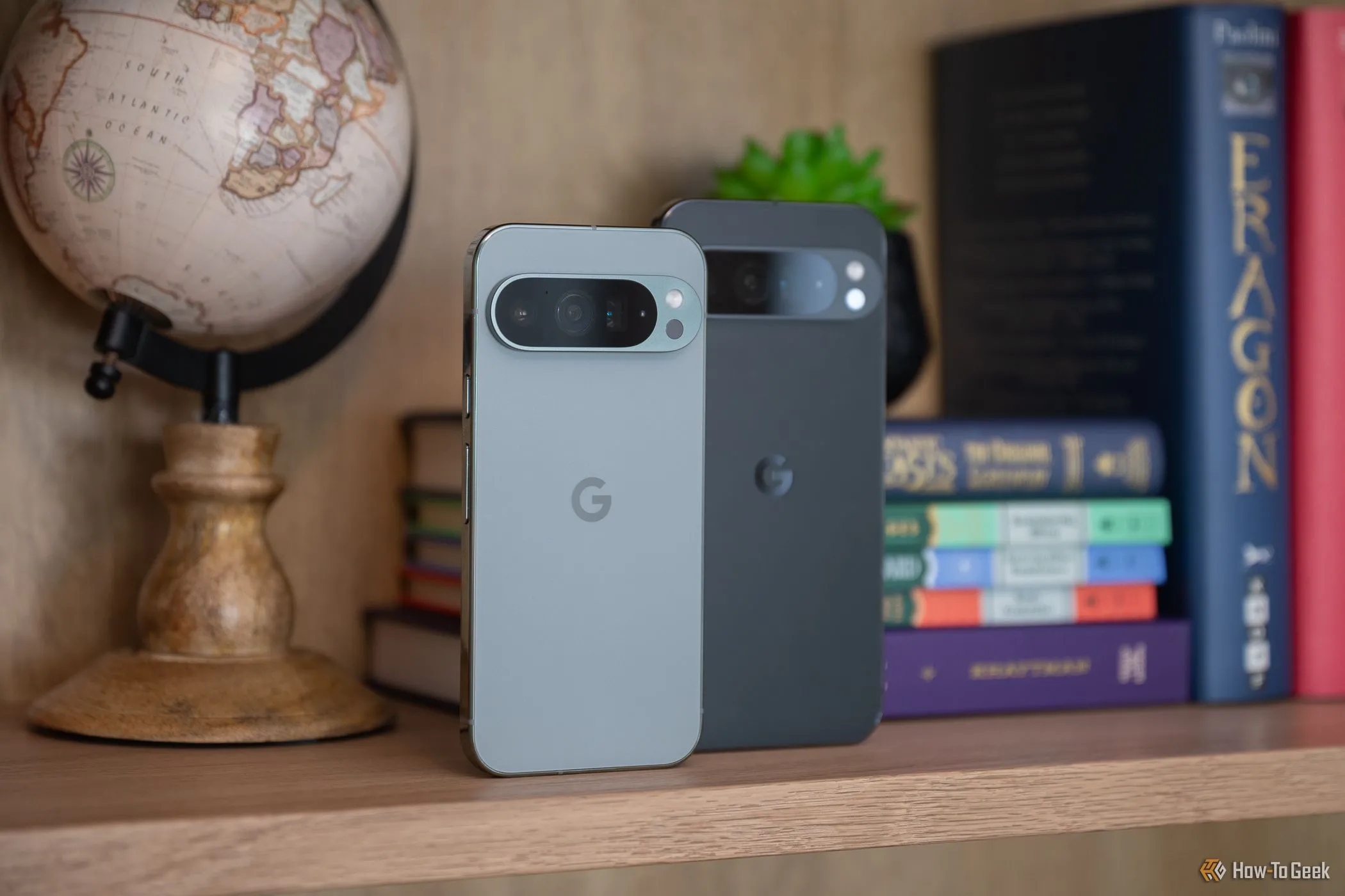 Điện thoại Google Pixel 9 Pro và Pixel 9 Pro XL trên kệ trưng bày sản phẩm