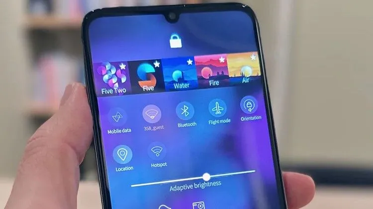 Điện thoại Jolla C2 Community Phone với hệ điều hành Sailfish OS, đại diện cho thiết bị di động dành cho cộng đồng yêu công nghệ.