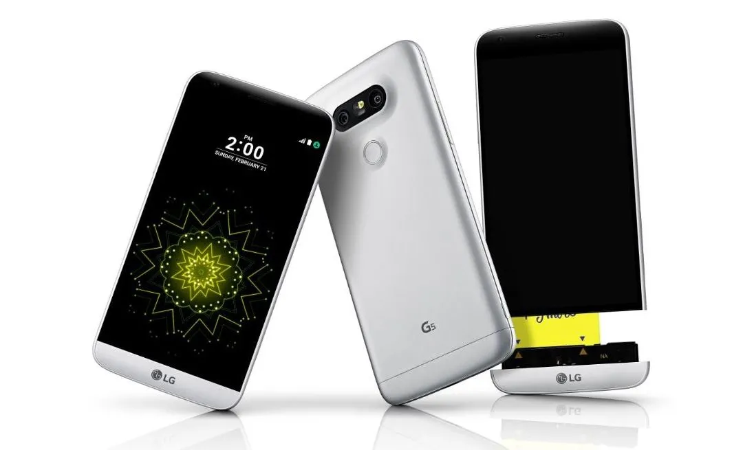 Điện thoại LG G5 màu bạc với thiết kế mô-đun, phần dưới có thể tháo rời để thay thế phụ kiện.