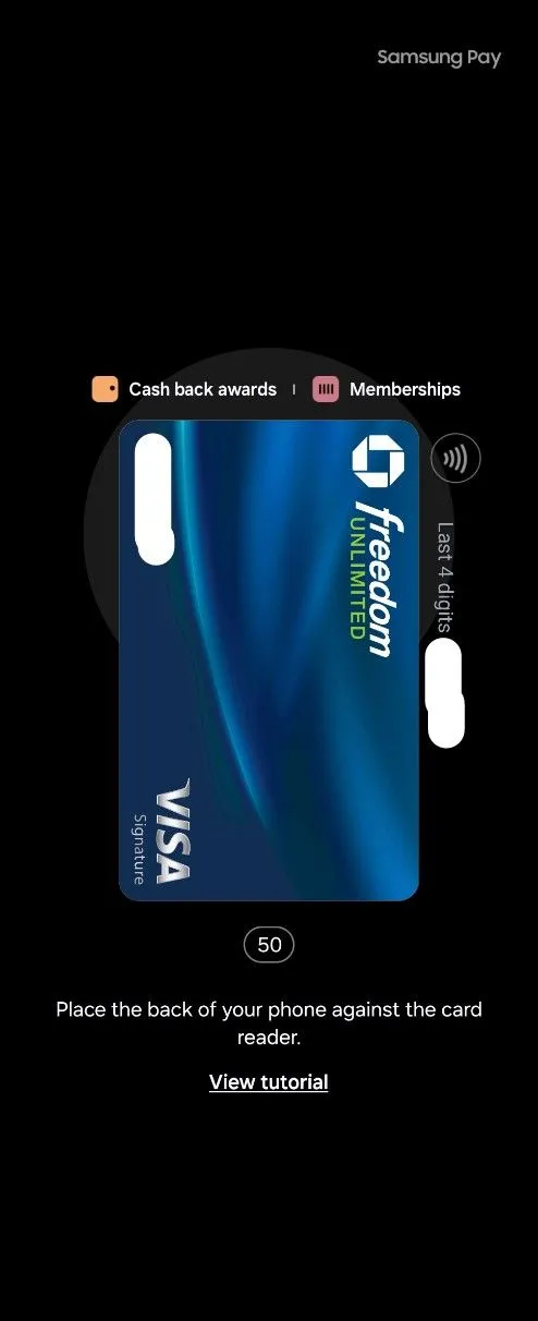 Điện thoại Samsung Galaxy với giao diện Samsung Wallet sẵn sàng thanh toán, sau khi người dùng đã chọn thẻ và xác thực sinh trắc học.