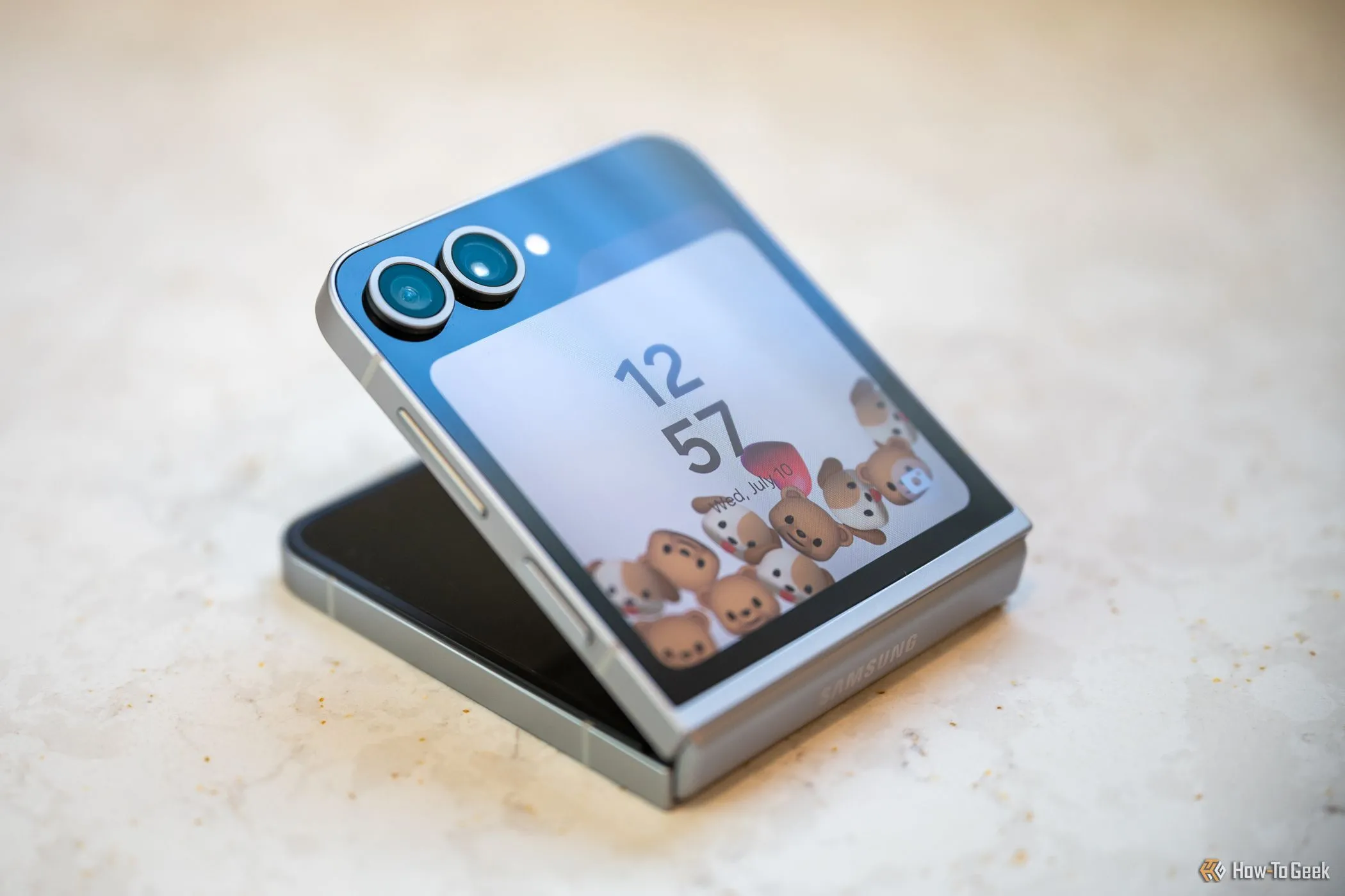Điện thoại Samsung Galaxy Z Flip gập lại, minh họa dòng sản phẩm điện thoại gập sắp ra mắt