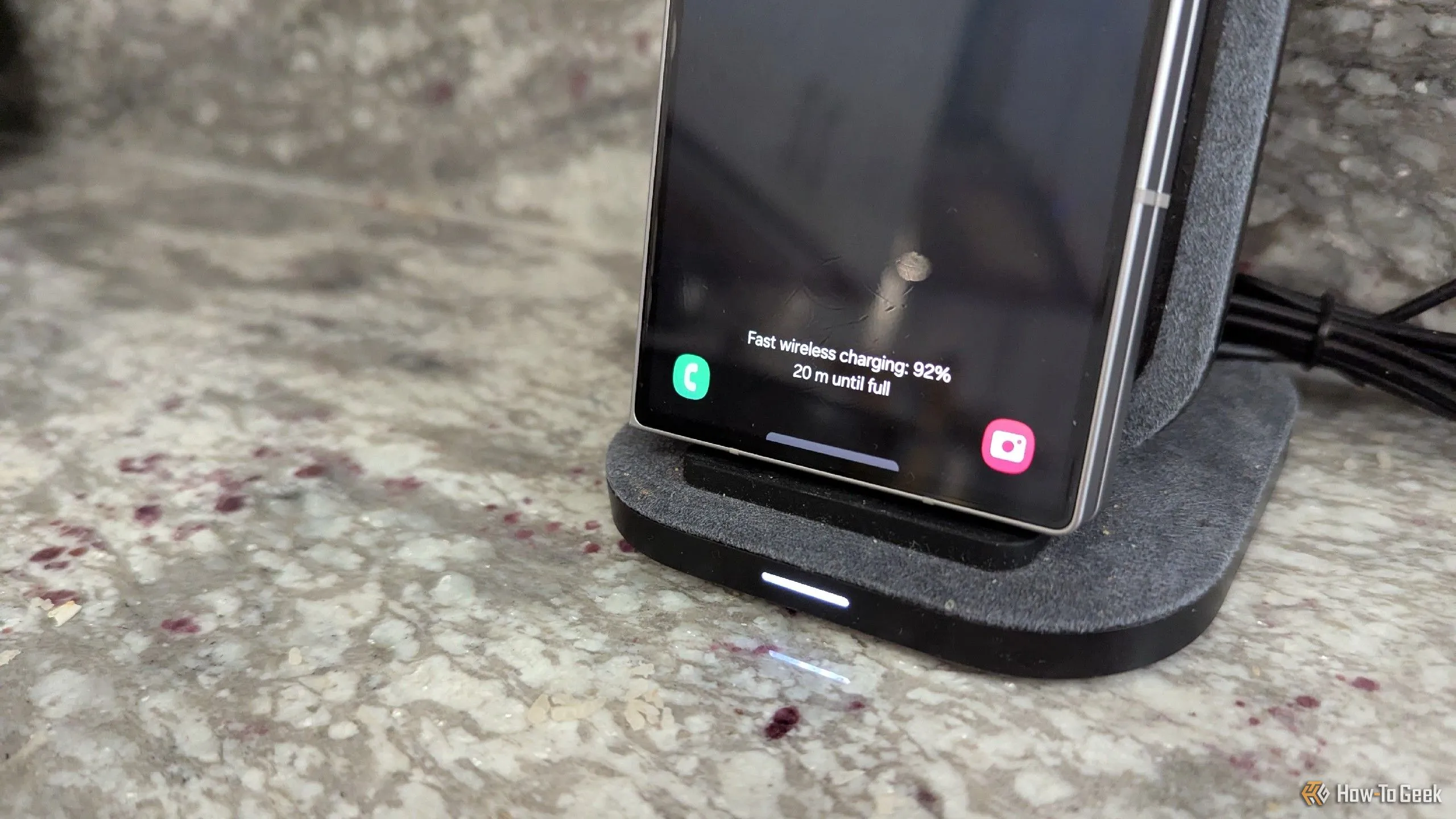 Điện thoại Samsung Galaxy Z Fold 6 đang sạc trên đế sạc không dây đứng tiện lợi trong nhà bếp