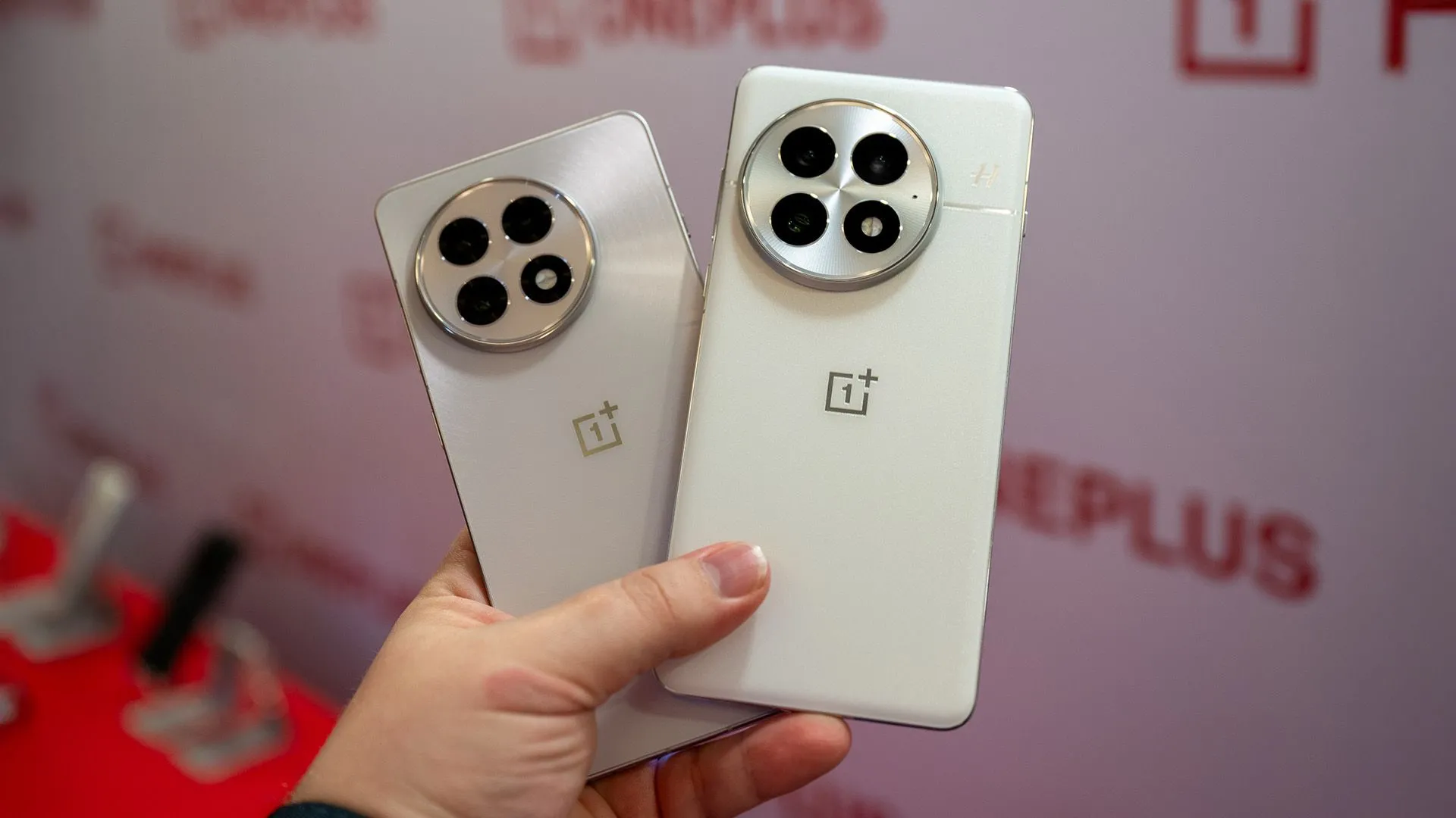 Điện thoại thông minh OnePlus 13 và OnePlus 13R, hai flagship Android mới của OnePlus