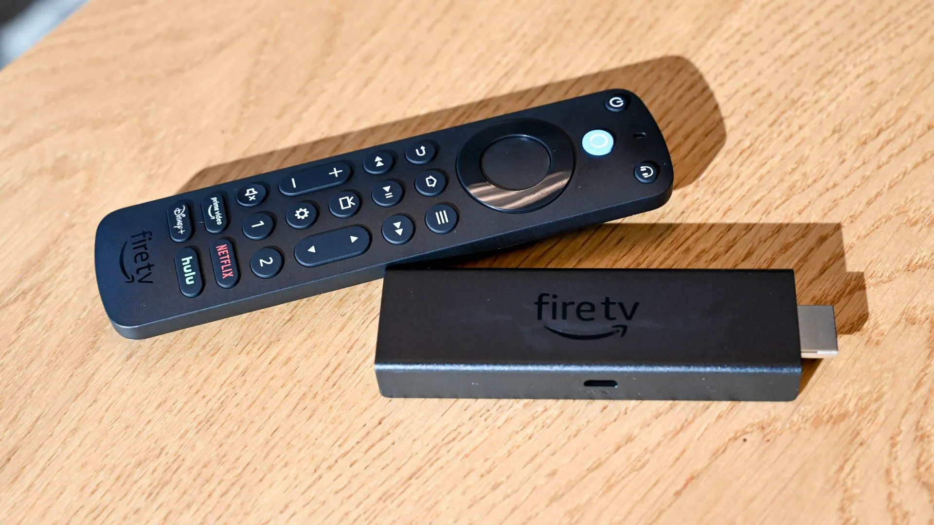 Điều khiển giọng nói Amazon Alexa Voice Remote Pro và thiết bị Amazon Fire TV Stick nằm cạnh nhau