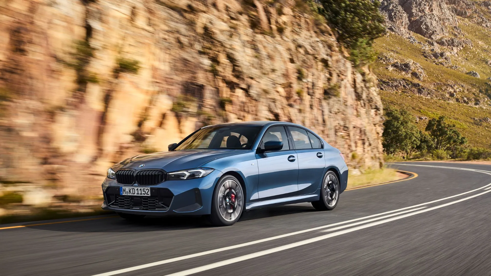 Động cơ ô tô BMW đang được kiểm tra, liên quan đến vấn đề triệu hồi lỗi điện
