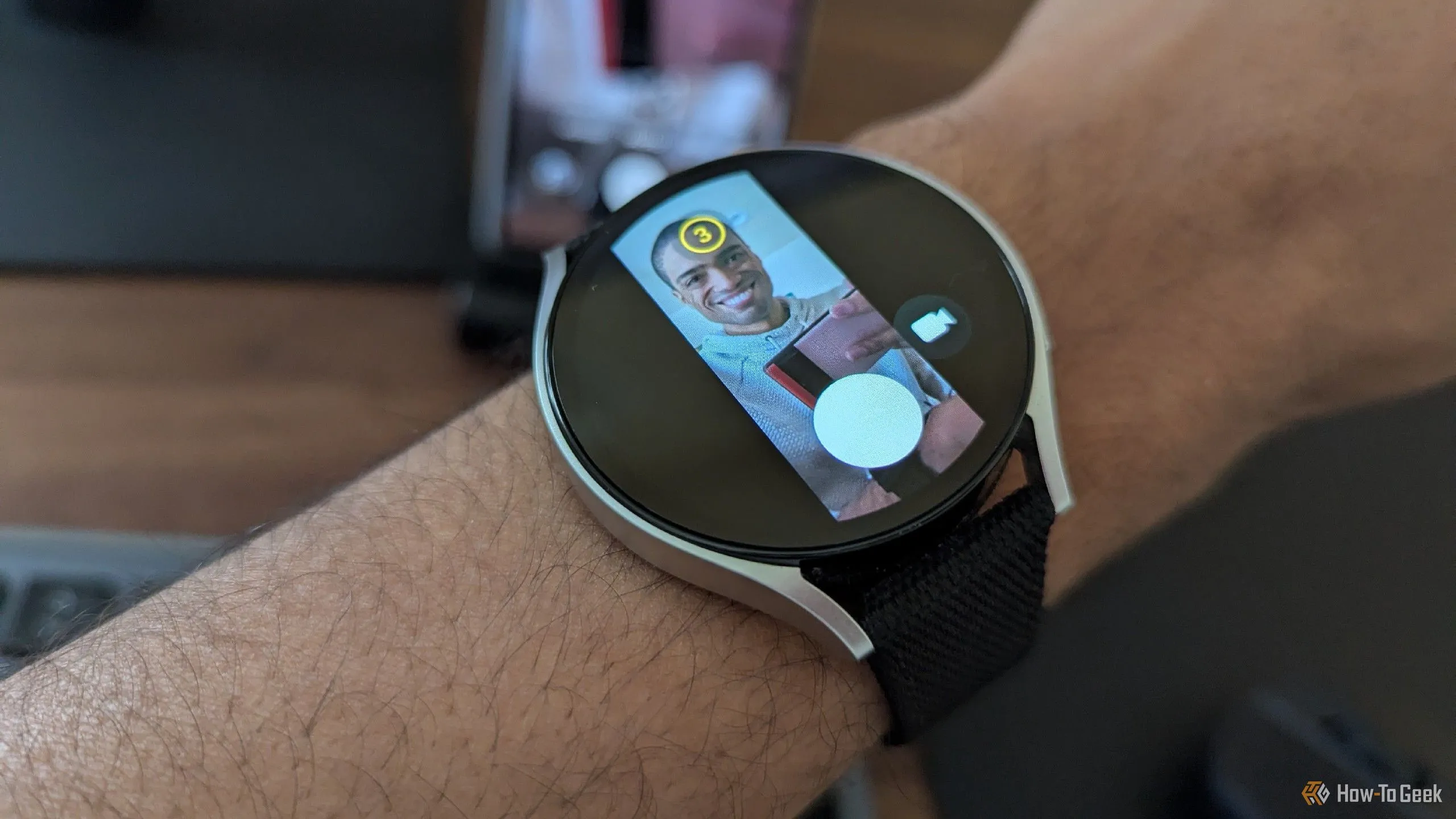 Đồng hồ thông minh Galaxy Watch 6 điều khiển camera Galaxy Z Fold 6 từ xa