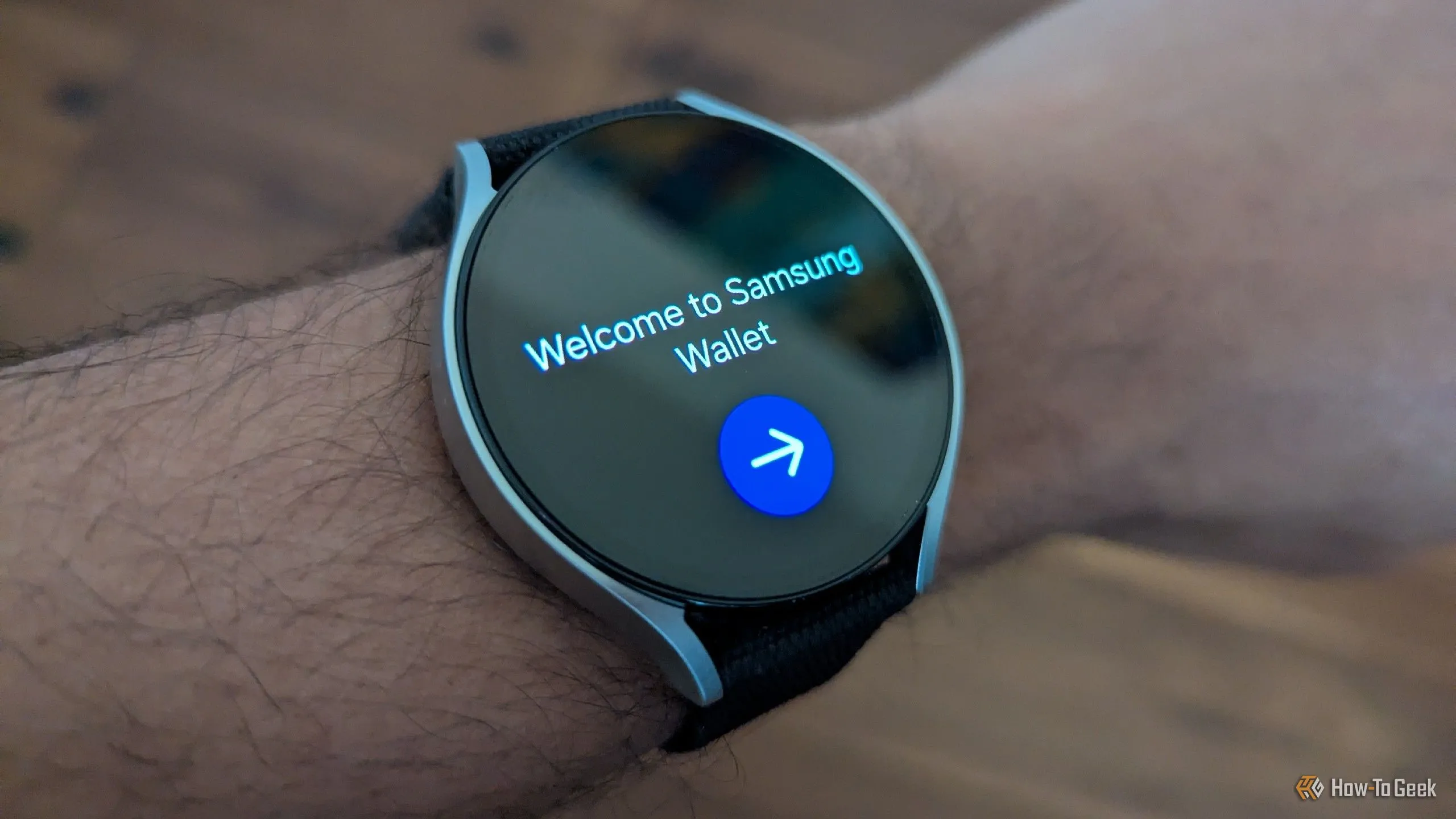 Đồng hồ thông minh Galaxy Watch 6 hiển thị giao diện Samsung Wallet, cho phép thanh toán không chạm tiện lợi trực tiếp từ cổ tay.