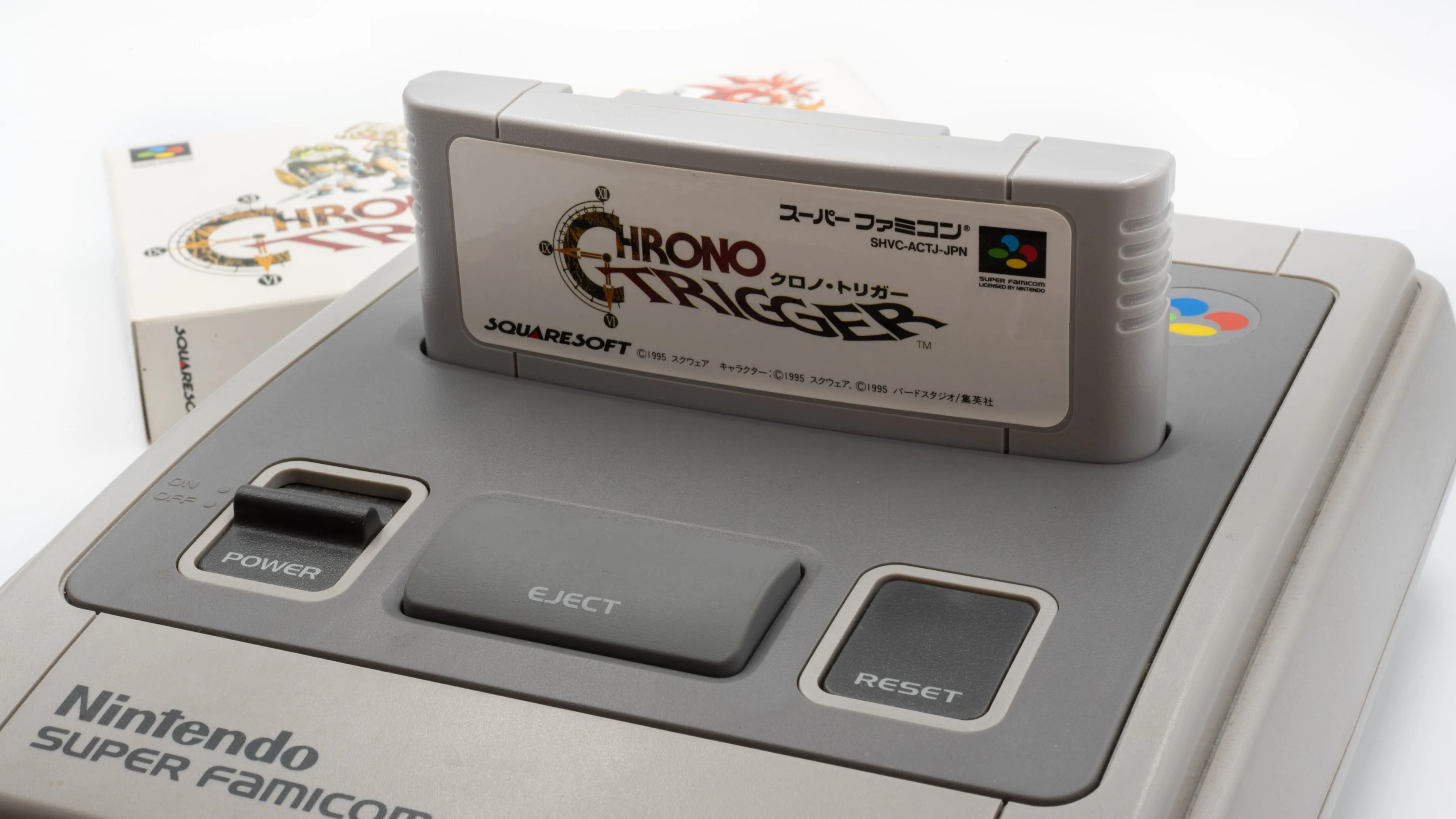 Game Chrono Trigger trên máy Super Famicom (SNES), minh họa cartridge có pin lưu trữ