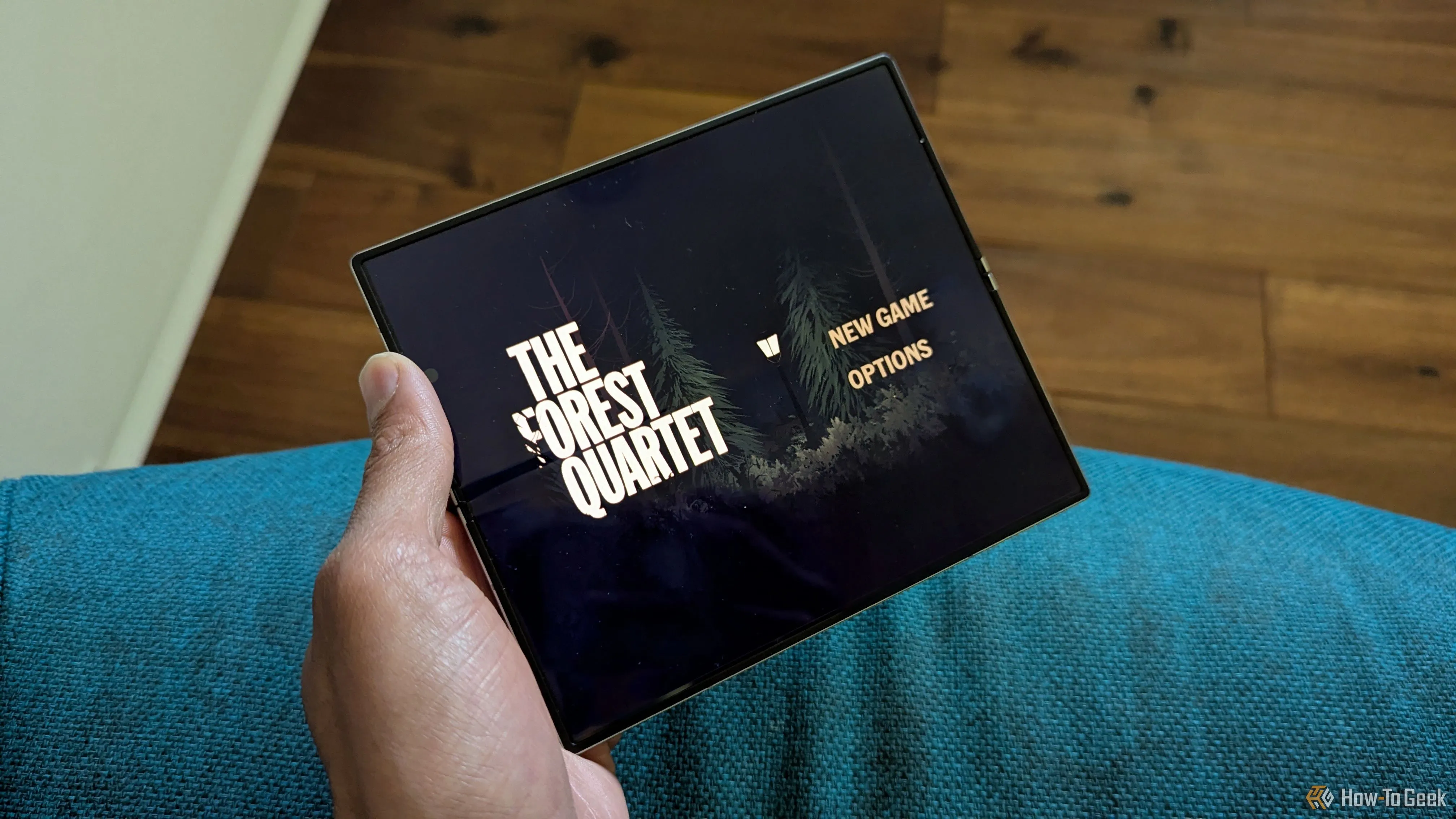 Game The Forest Quartet đang hiển thị trên điện thoại Samsung Galaxy Z Fold 6, với khung cảnh đồ họa độc đáo của trò chơi phiêu lưu giải đố.