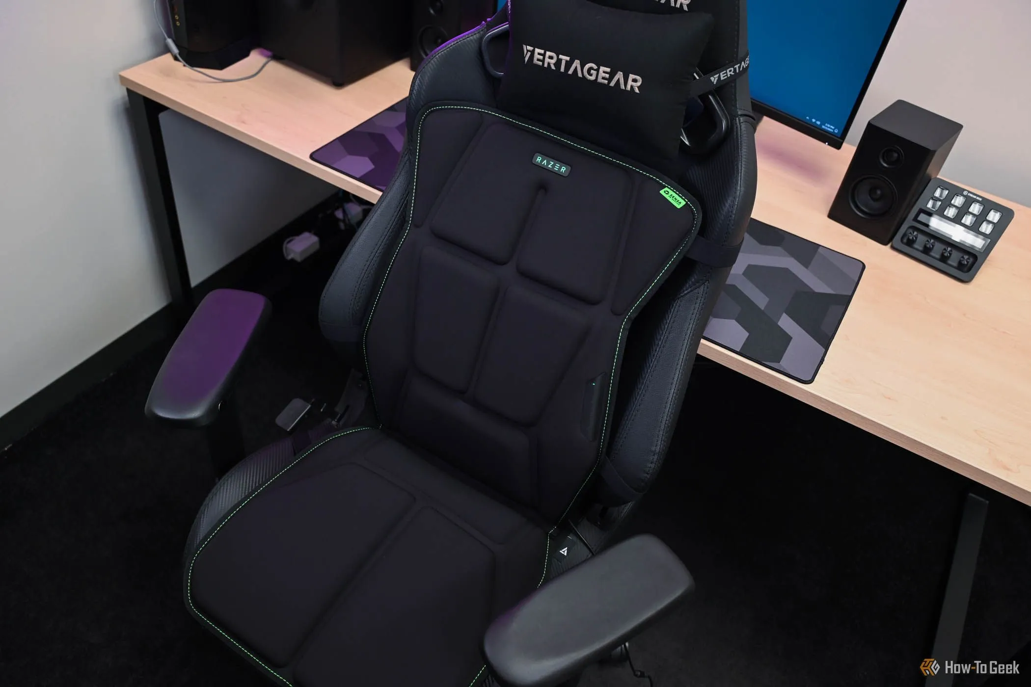 Ghế gaming Razer Freyja và bàn làm việc trong phòng setup PC