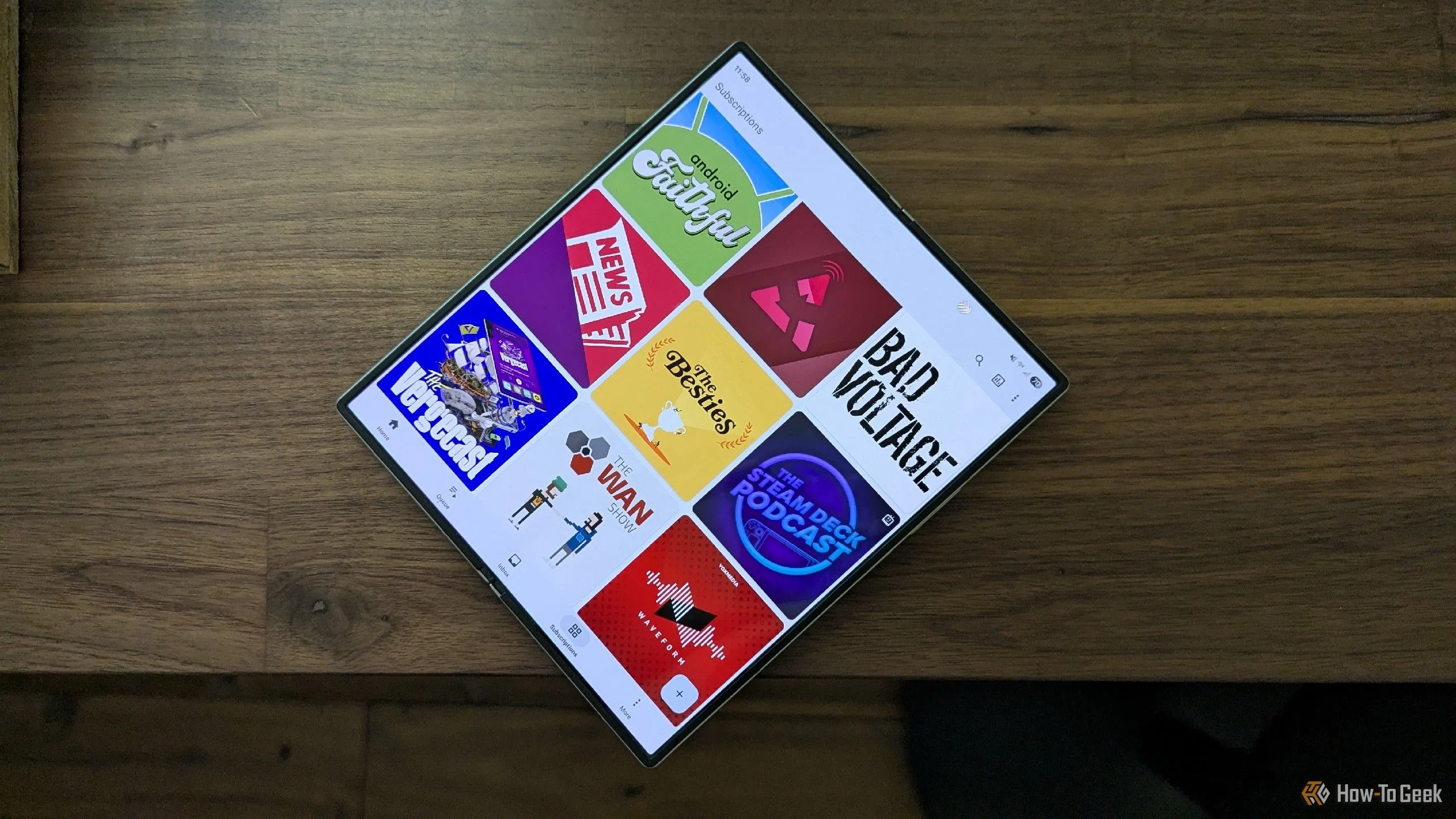 Giao diện các kênh podcast trong ứng dụng AntennaPod trên điện thoại Samsung Galaxy Z Fold 6, minh họa số lượng podcast khổng lồ có thể đăng ký.