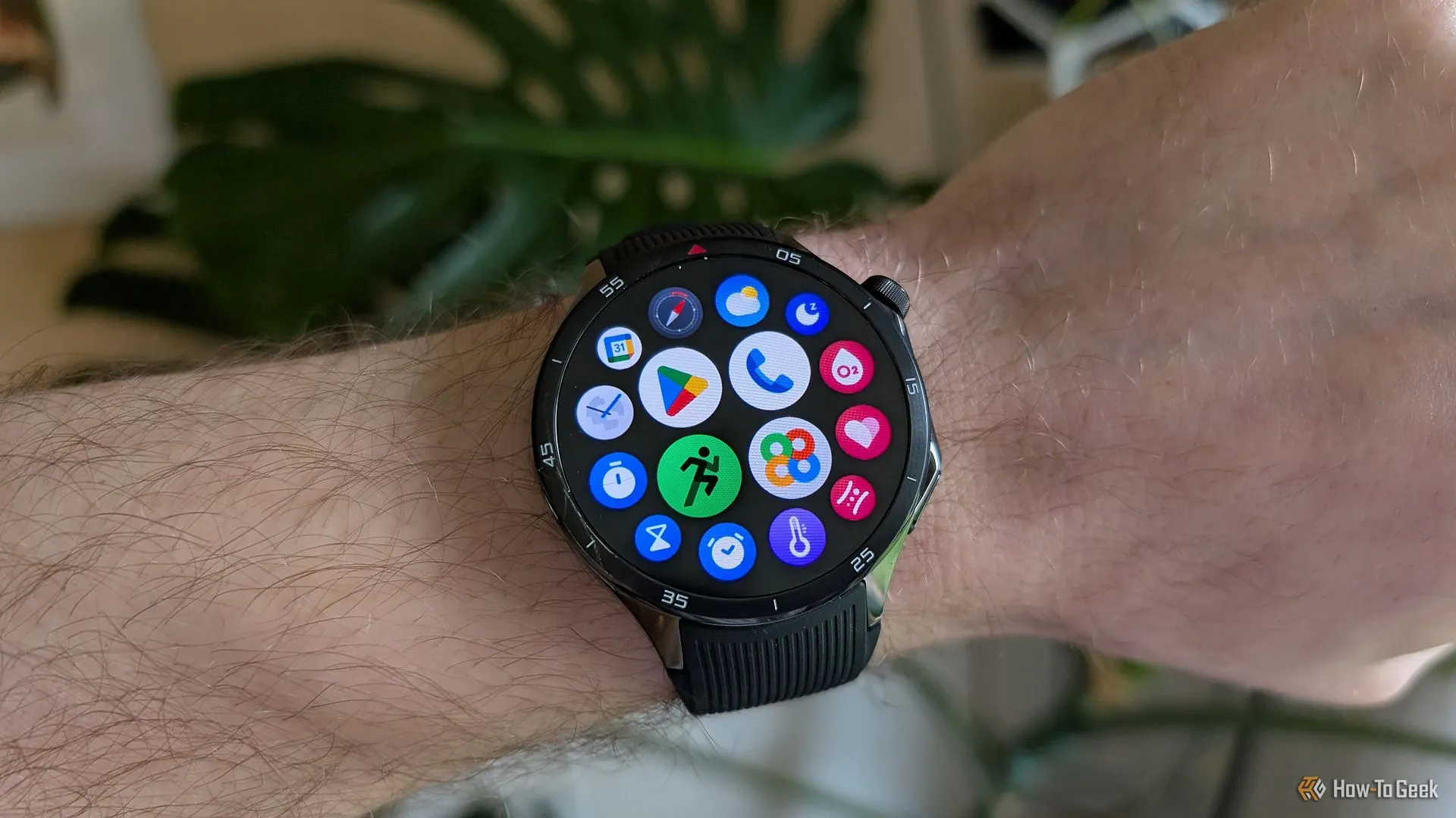 Giao diện danh sách ứng dụng dạng cụm trên OnePlus Watch 3 chạy Wear OS 5
