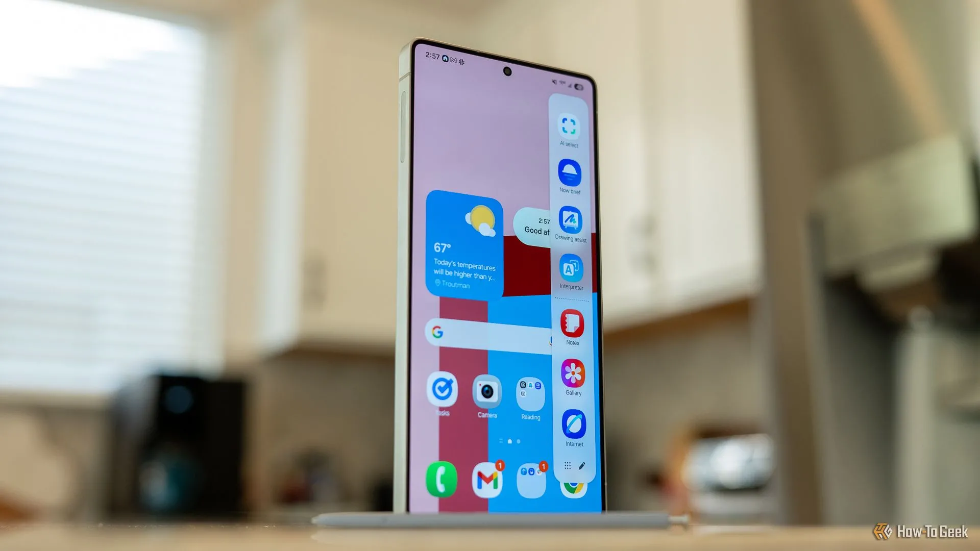 Giao diện Edge Panel của One UI 7 được mở rộng trên Samsung Galaxy S25 Ultra, hiển thị các ứng dụng và lối tắt.