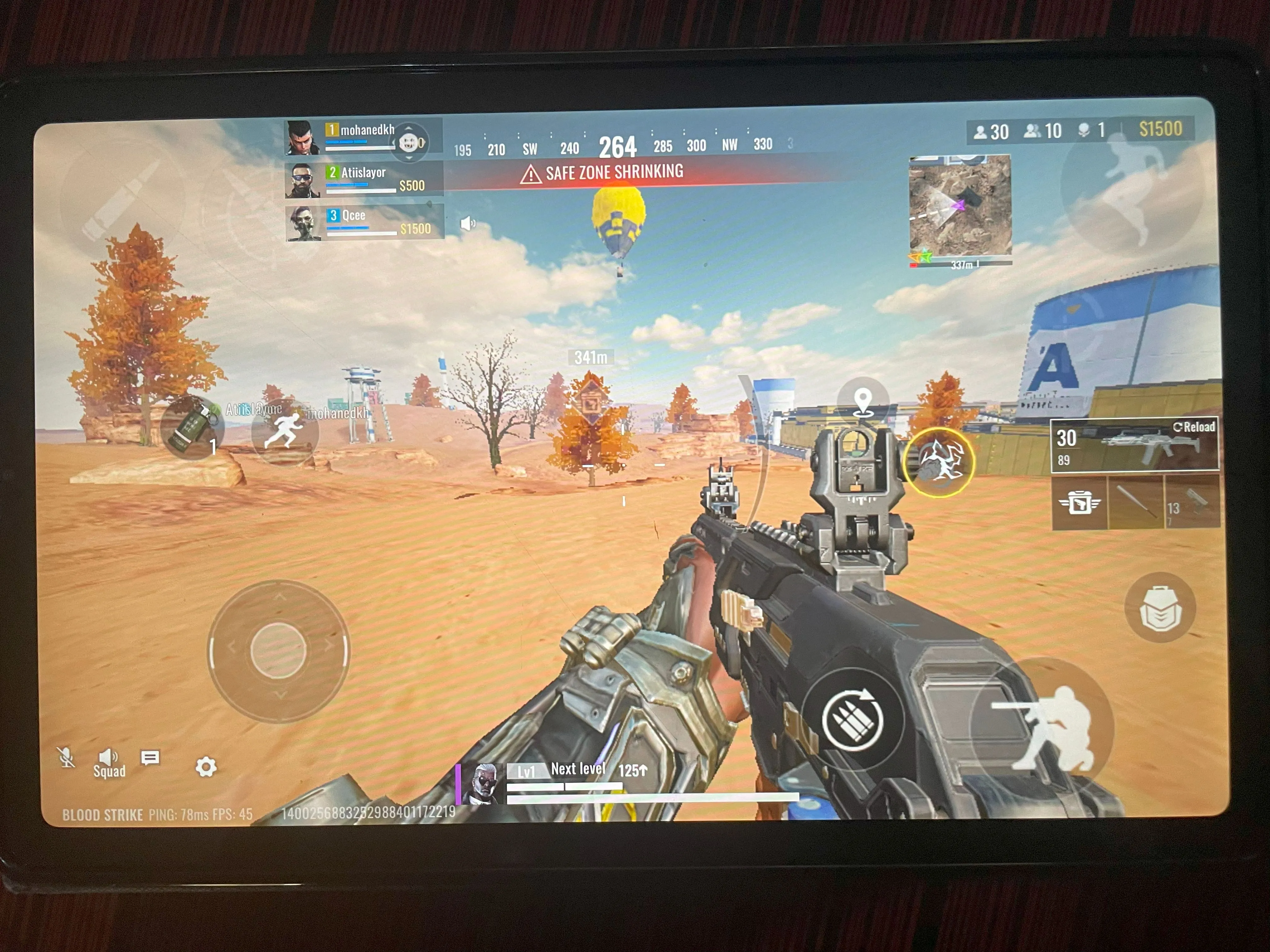 Giao diện game Blood Strike trên máy tính bảng Android hiển thị rõ ràng các chi tiết