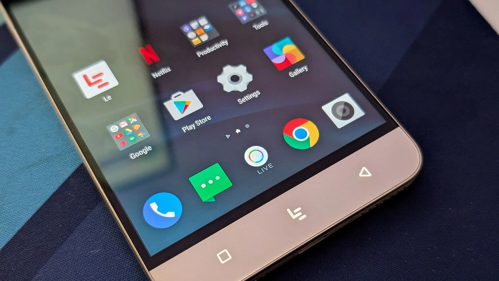 Giao diện người dùng EUI của LeEco Le Pro 3 với thanh Quick Settings được di chuyển lạ lẫm.