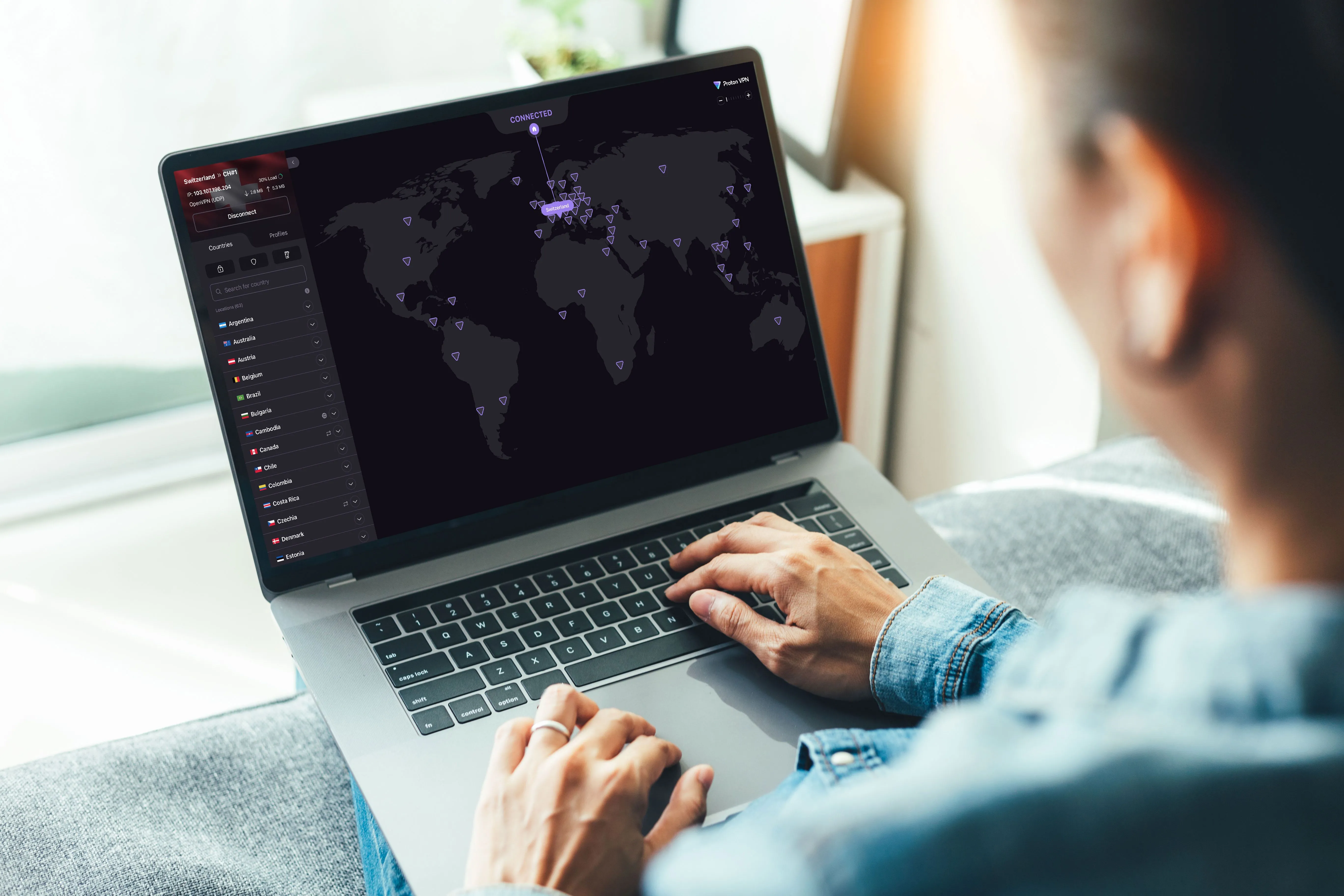 Giao diện người dùng Proton VPN hiển thị trên màn hình máy tính xách tay, minh họa việc sử dụng VPN để duyệt web an toàn và nhanh chóng, đặc biệt hiệu quả trên thiết bị Android.
