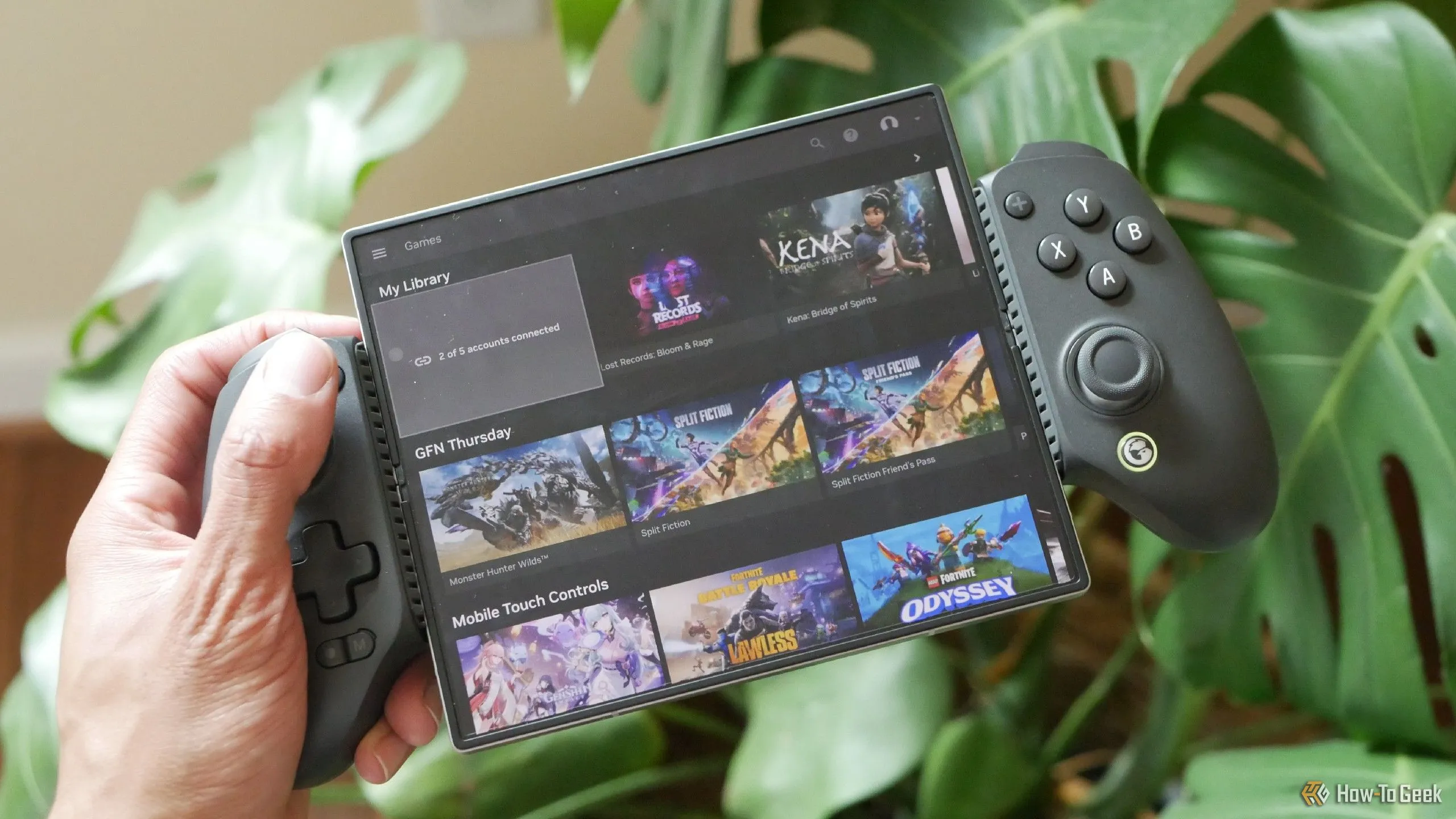 Giao diện NVIDIA GeForce NOW trên Galaxy Z Fold 6 kết hợp với tay cầm chơi game GameSir G8+, nâng cao trải nghiệm gaming di động.