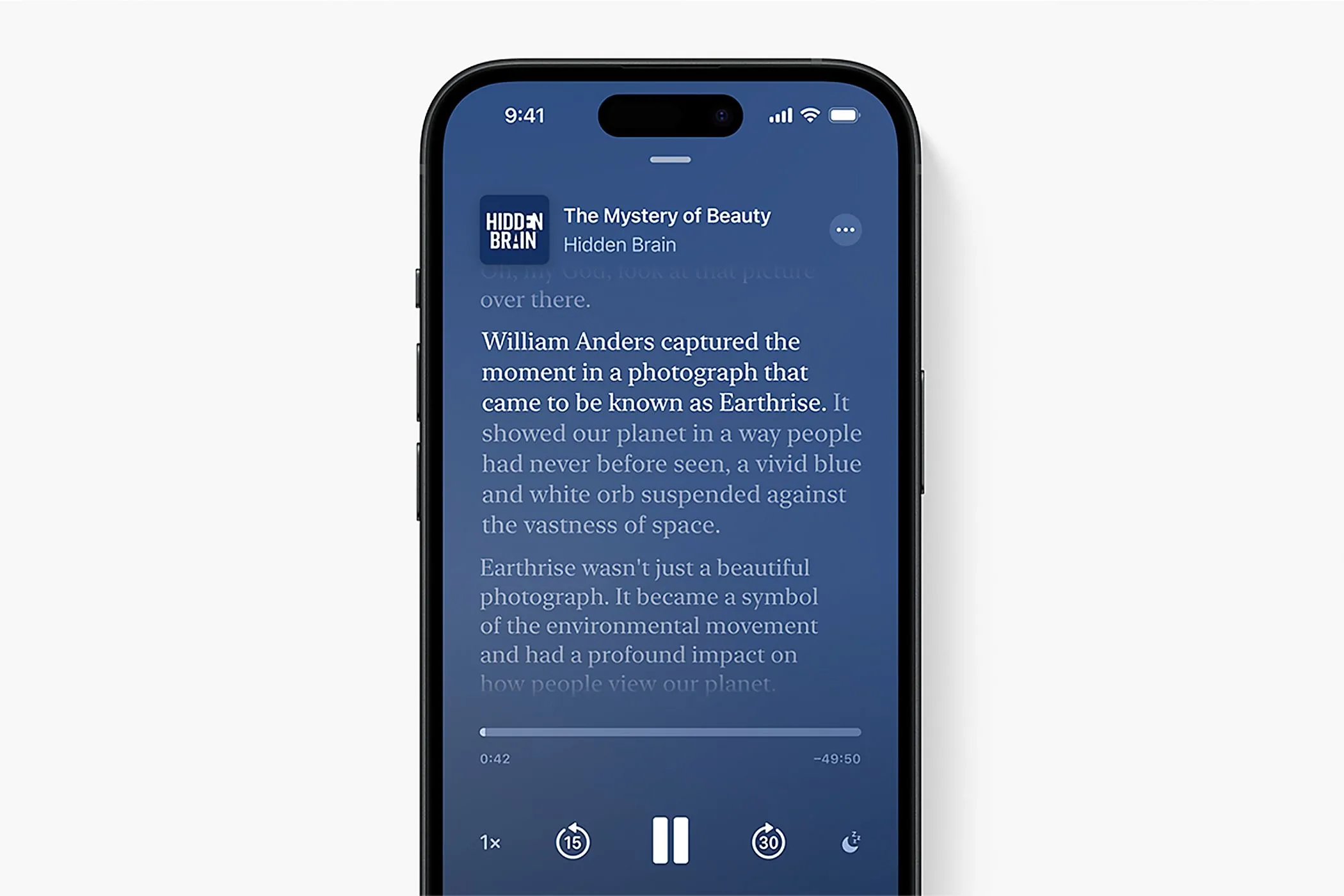 Giao diện ứng dụng Apple Podcasts với bản ghi tự động của một tập podcast.