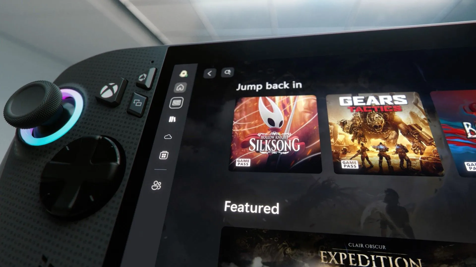 Giao diện Xbox App Dashboard trên thiết bị Xbox ROG Ally X, hiển thị thư viện game đa dạng.