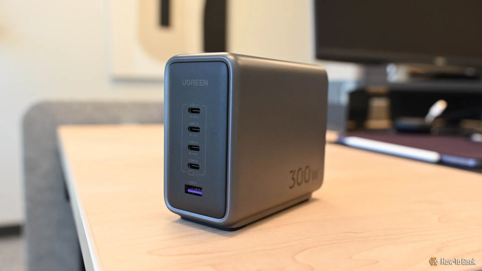 Góc nhìn cận cảnh bộ sạc để bàn UGreen Nexode 300W GaN Desktop Charger với nhiều cổng sạc đa dạng, minh họa khả năng sạc nhiều thiết bị.