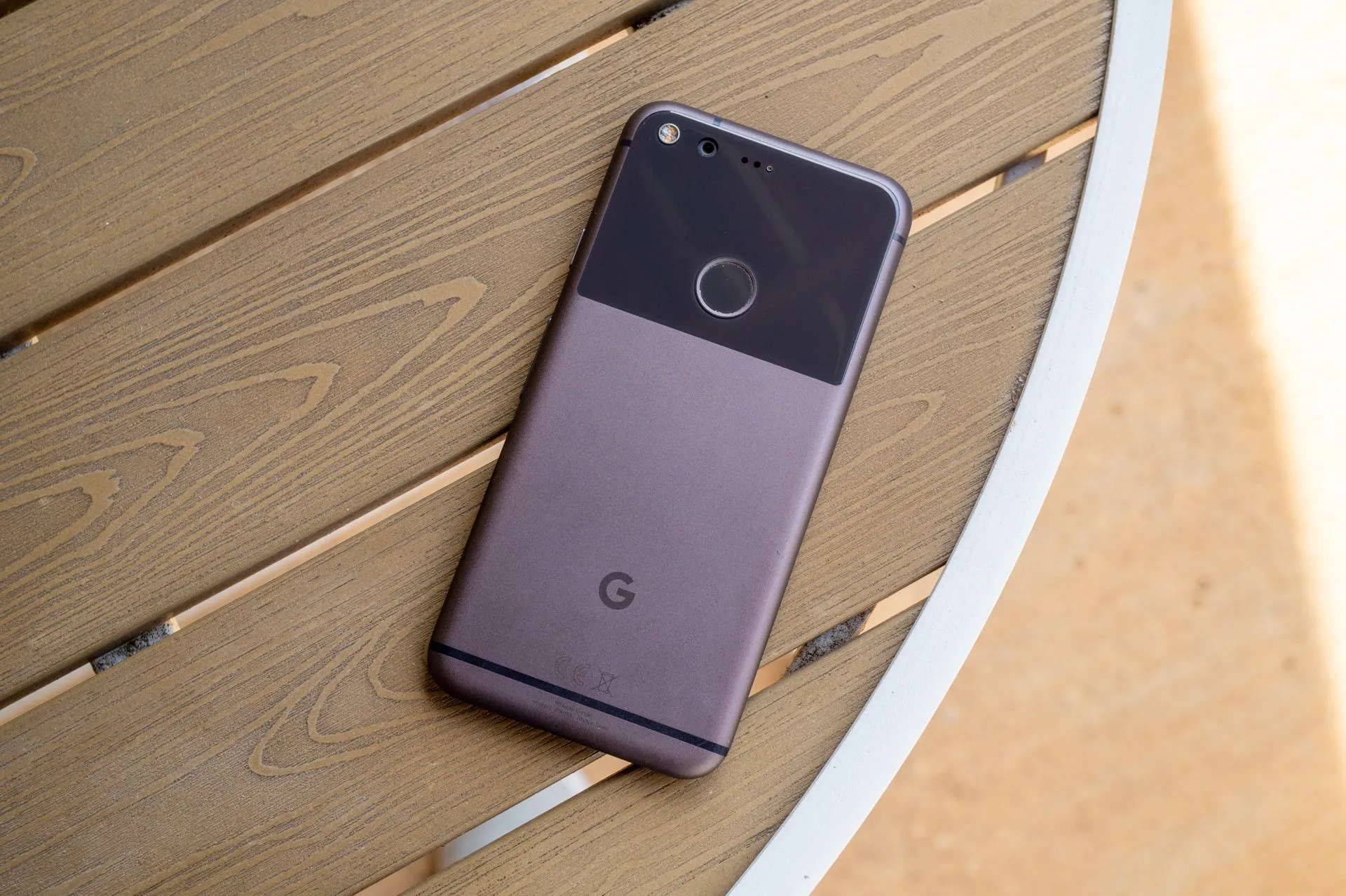 Google Pixel đời đầu màu đen đặt trên bề mặt phẳng, biểu tượng của camera đột phá