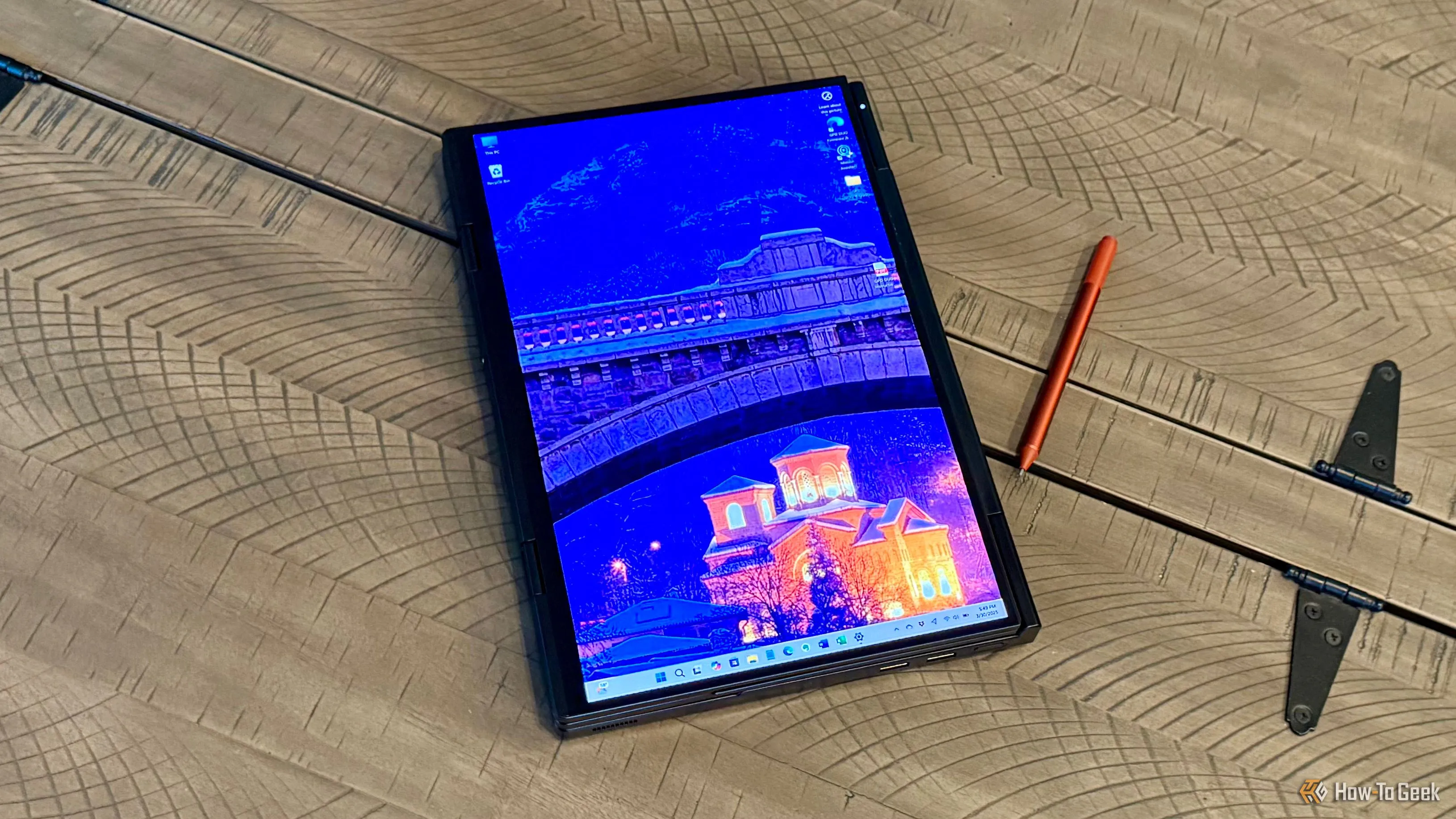 GPD Duo được sử dụng ở chế độ máy tính bảng, màn hình cảm ứng tương tác với bút trên bàn