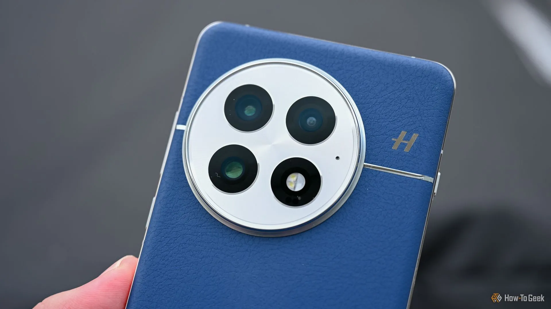 Hệ thống ba camera sau của điện thoại OnePlus 13, nổi bật với thiết kế cụm camera độc đáo.