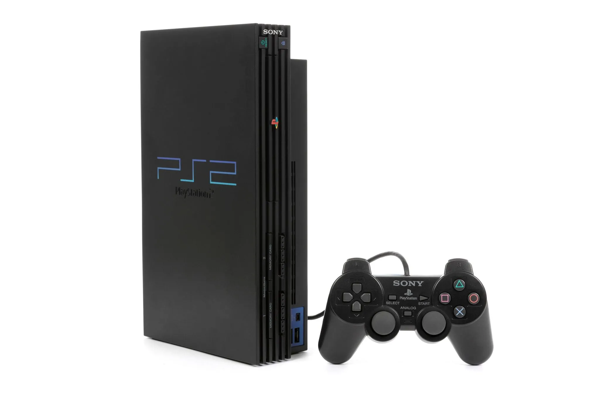 Hệ thống máy chơi game Sony PlayStation 2 màu đen cùng tay cầm, đặt trên nền trắng, biểu tượng của console bán chạy nhất lịch sử với thư viện game đồ sộ.