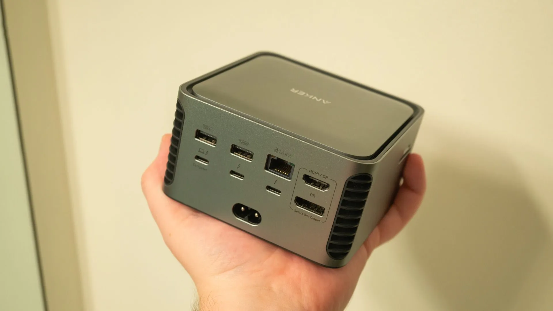 Hình ảnh cầm trên tay Anker Prime Thunderbolt 5 Dock, minh họa kích thước thực tế của thiết bị